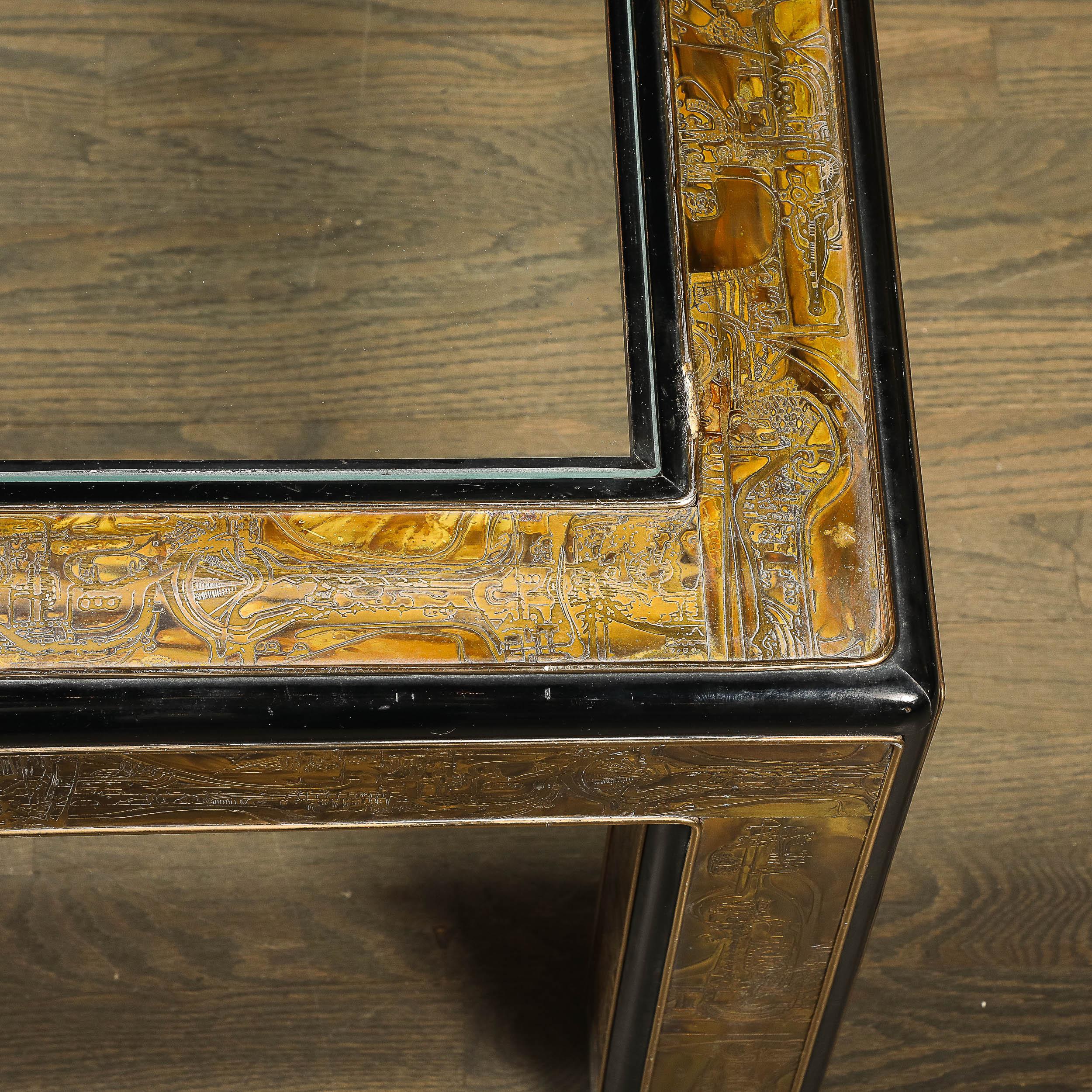 Table à cocktail du milieu du siècle en laiton, laque et verre gravé à l'acide par Mastercraft en vente 2