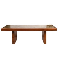 Laiton patiné et gravé à l'acide, milieu de siècle Table basse signée Daz, 74.