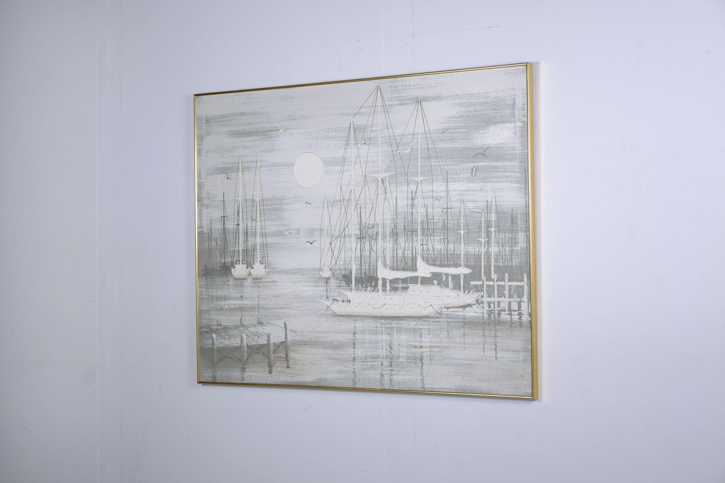 Cette charmante peinture acrylique moderne du milieu du siècle représente des bateaux sur une marina sous le clair de lune. Cette magnifique peinture est prête à être exposée dans n'importe quelle pièce ou entrée pour les années à venir.