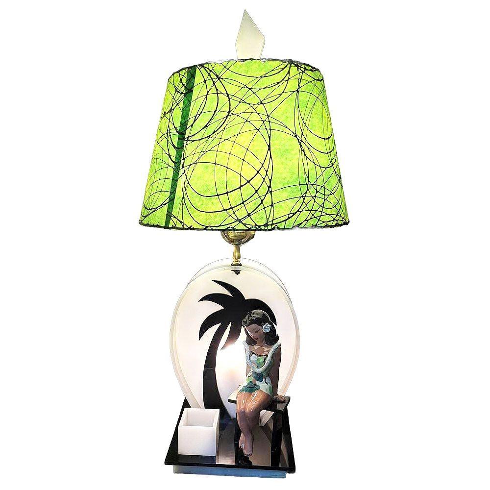 Lámpara de mesa Mid-century Mid-century Palm Tree Hula Girl Silhouette by Moss. Una encantadora lámpara de sobremesa tropical de mediados de siglo fabricada con láminas de acrílico transparente y negro. La base escultórica presenta una hula hawaiana