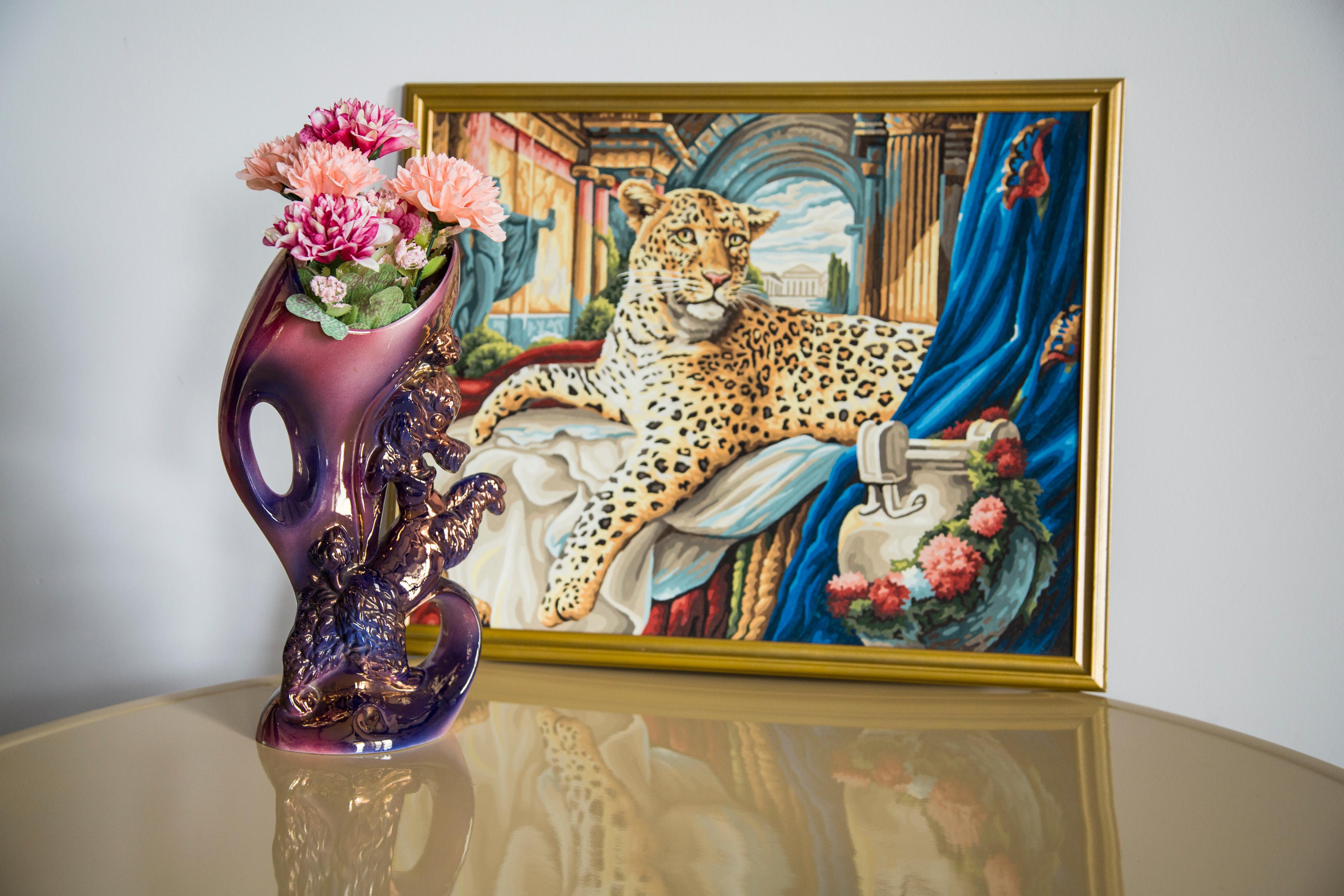 Midcentury Acrylic Leopard Painting, Gold Wood Frame, 1960s, Europe In Good Condition For Sale In 05-080 Hornowek, PL