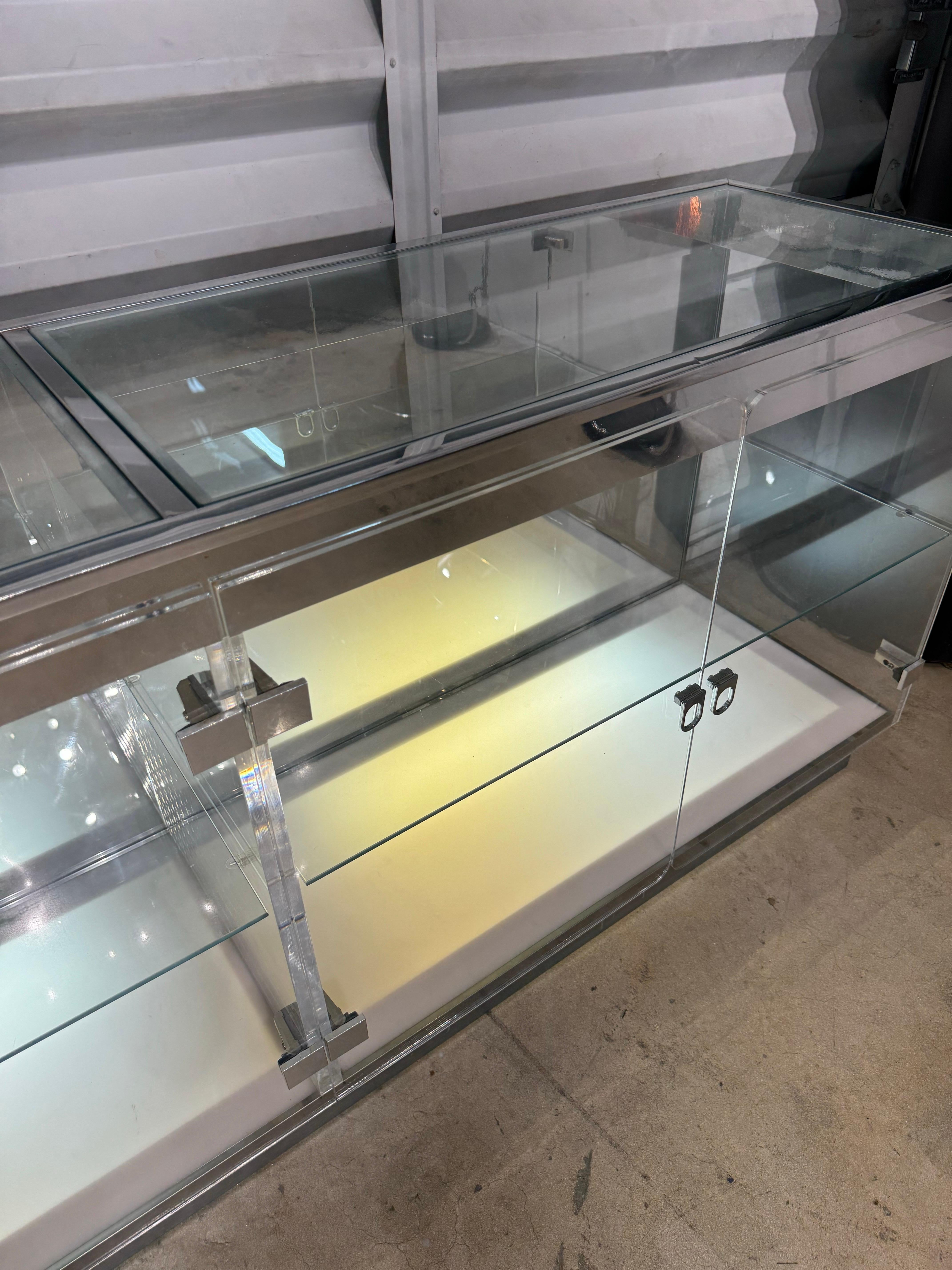 Mid-Century Acyclic and Glass Light Up Display Sideboard or Credenza With Shelve In Good Condition For Sale In Miami, FL