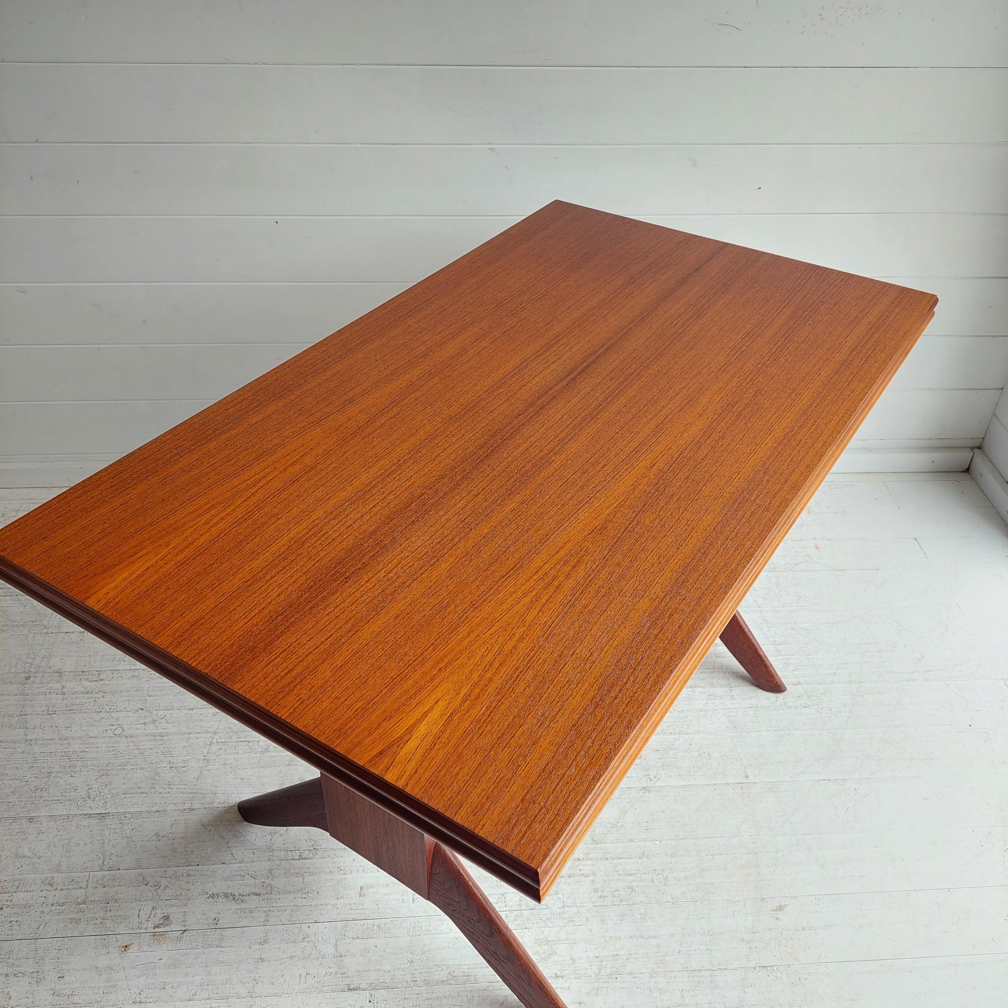 20ième siècle Table basse / table de salle à manger en teck ajustée et allongée par Wilhelm Renz, années 1950 en vente
