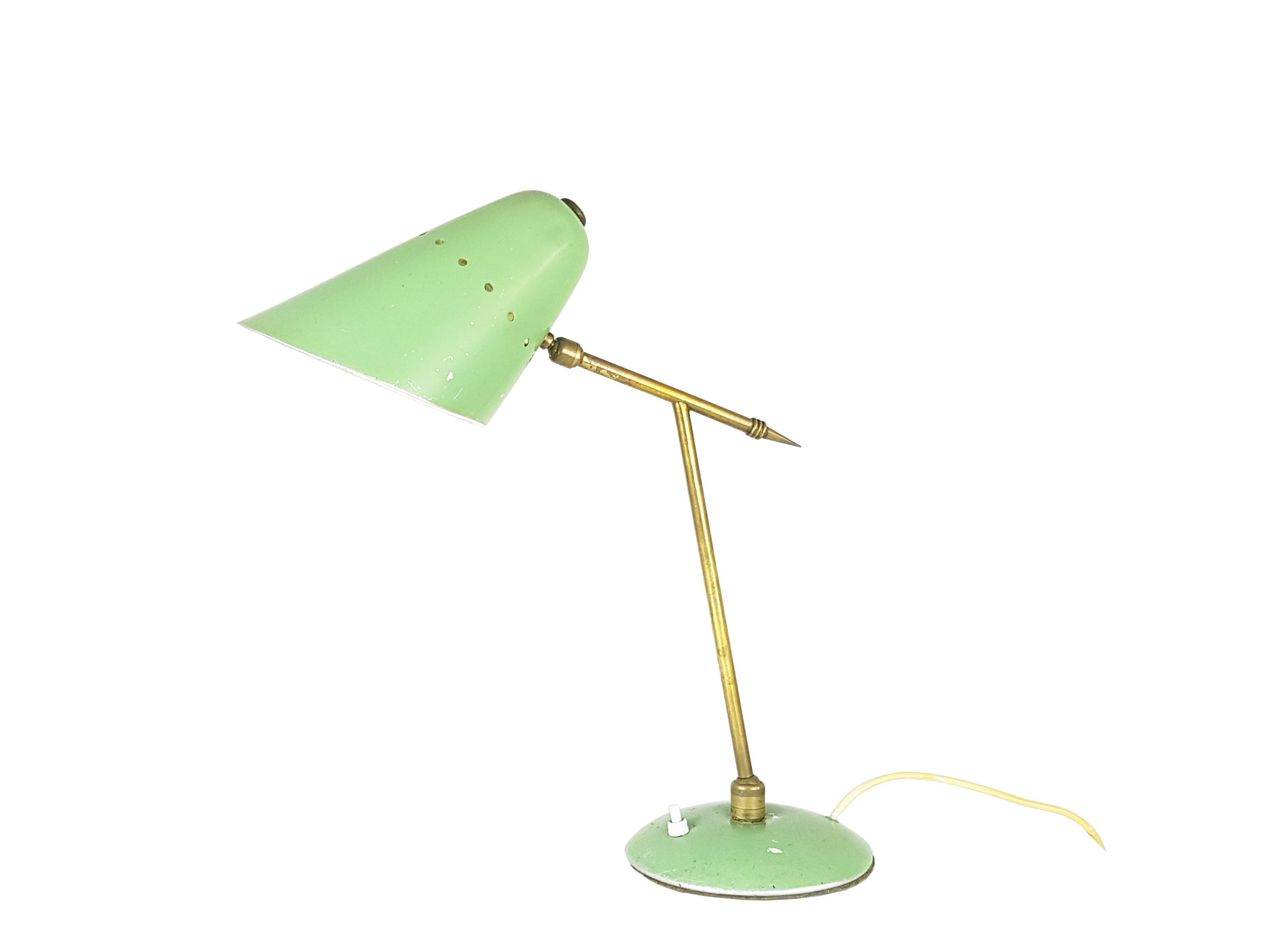 Adjustable table lamp made from brass and painted metal. It remains in a fair/good vintage condition: visible sigh of wear and paint losses.