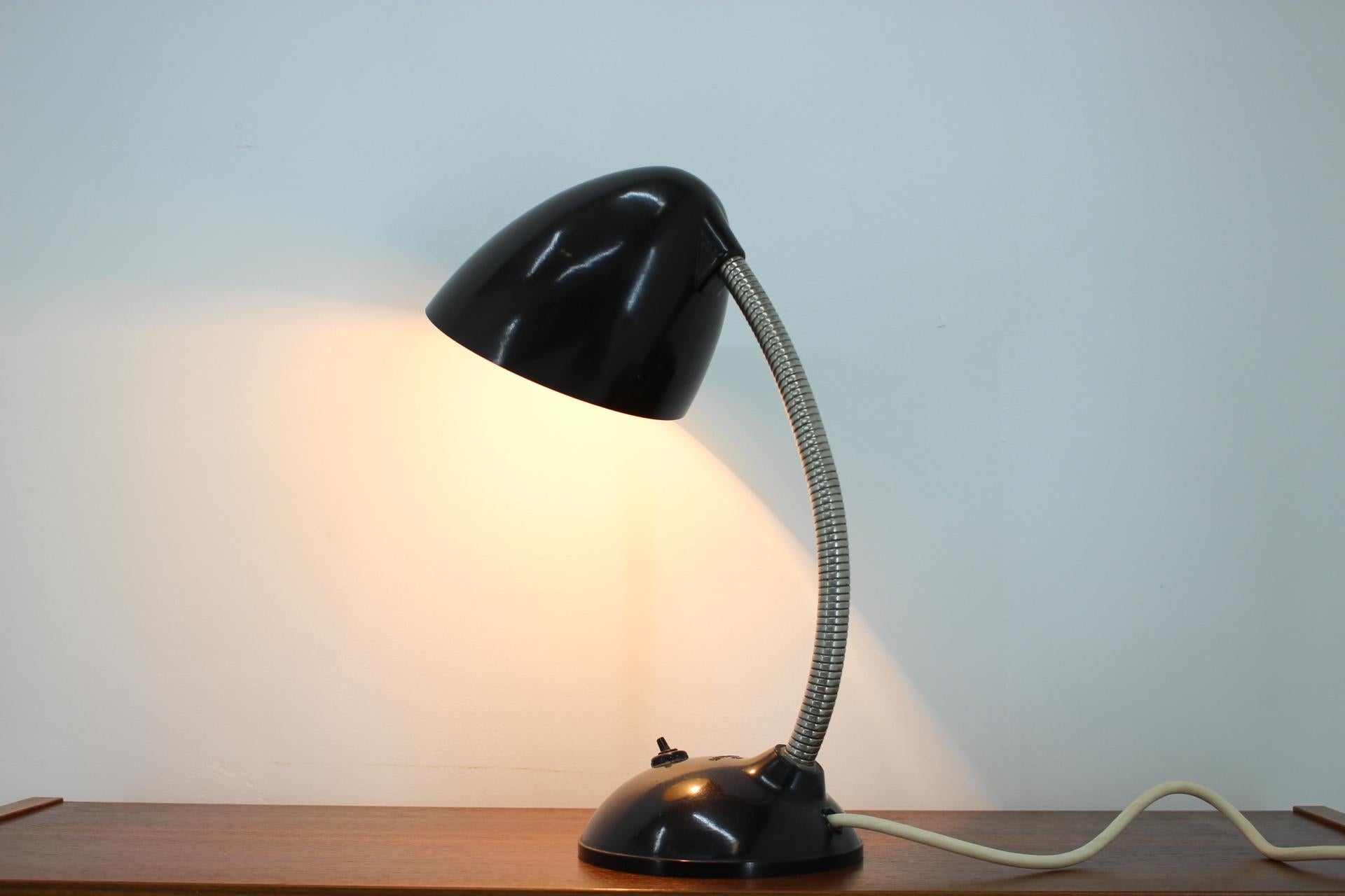 Bauhaus Lampe de bureau réglable en bakélite mi-siècle par Eric Kirkman Cole, années 1950 en vente
