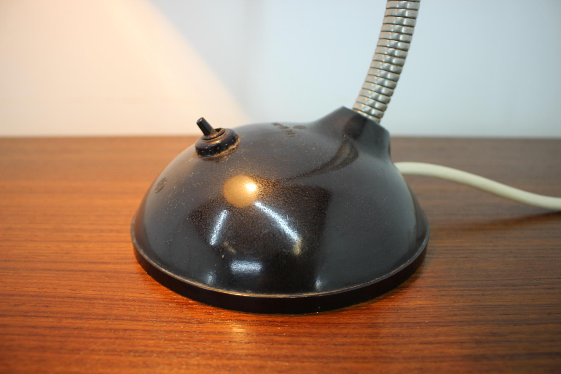 Tchèque Lampe de bureau réglable en bakélite mi-siècle par Eric Kirkman Cole, années 1950 en vente