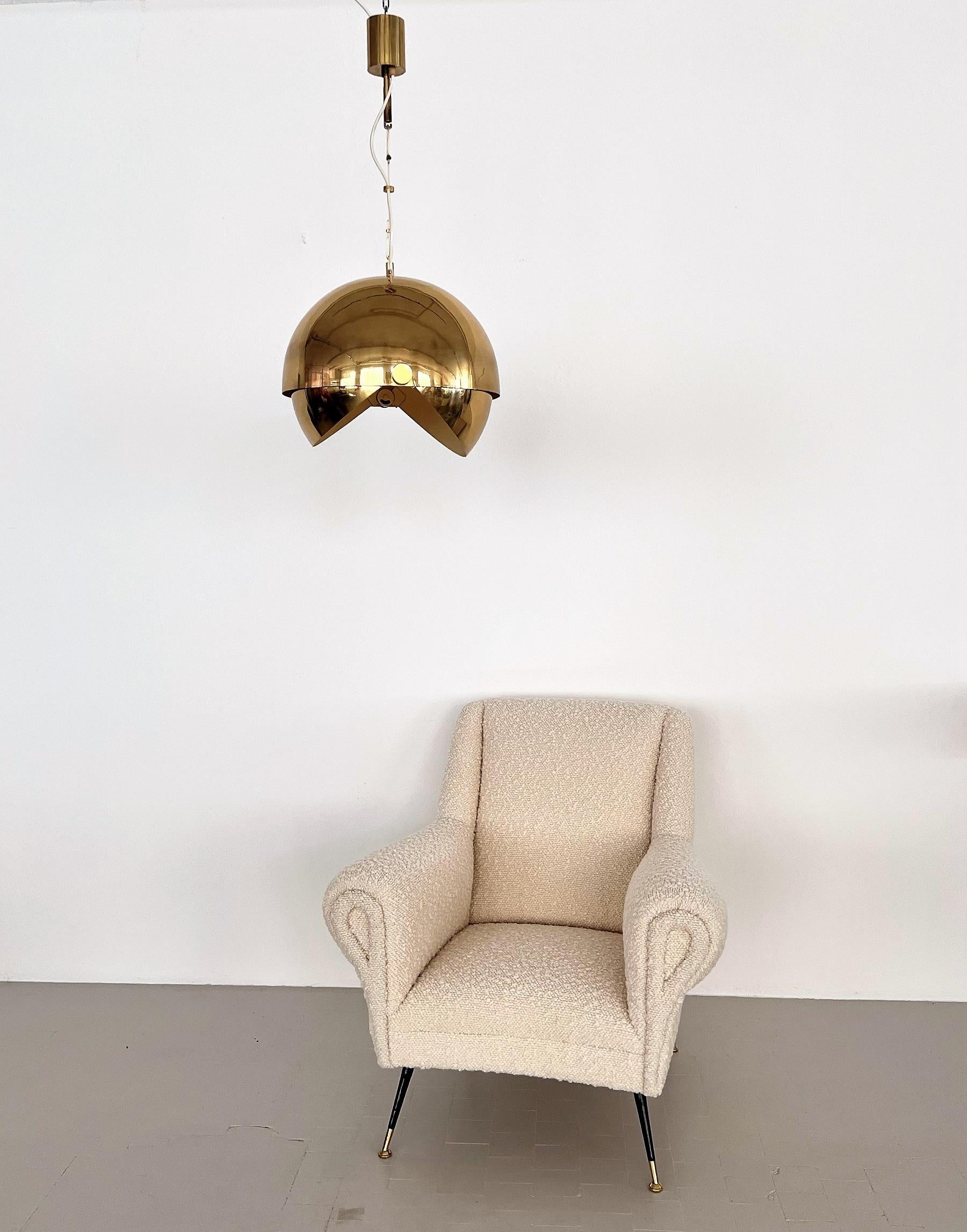 Beautiful and rare pendant lamp from the high-quality artisan production in Munich, Germany, of the 1970s.
The lamp is made of thick solid brass and completely handmade.
It consists of three brass parts: the upper, large round lamp part is fixed and