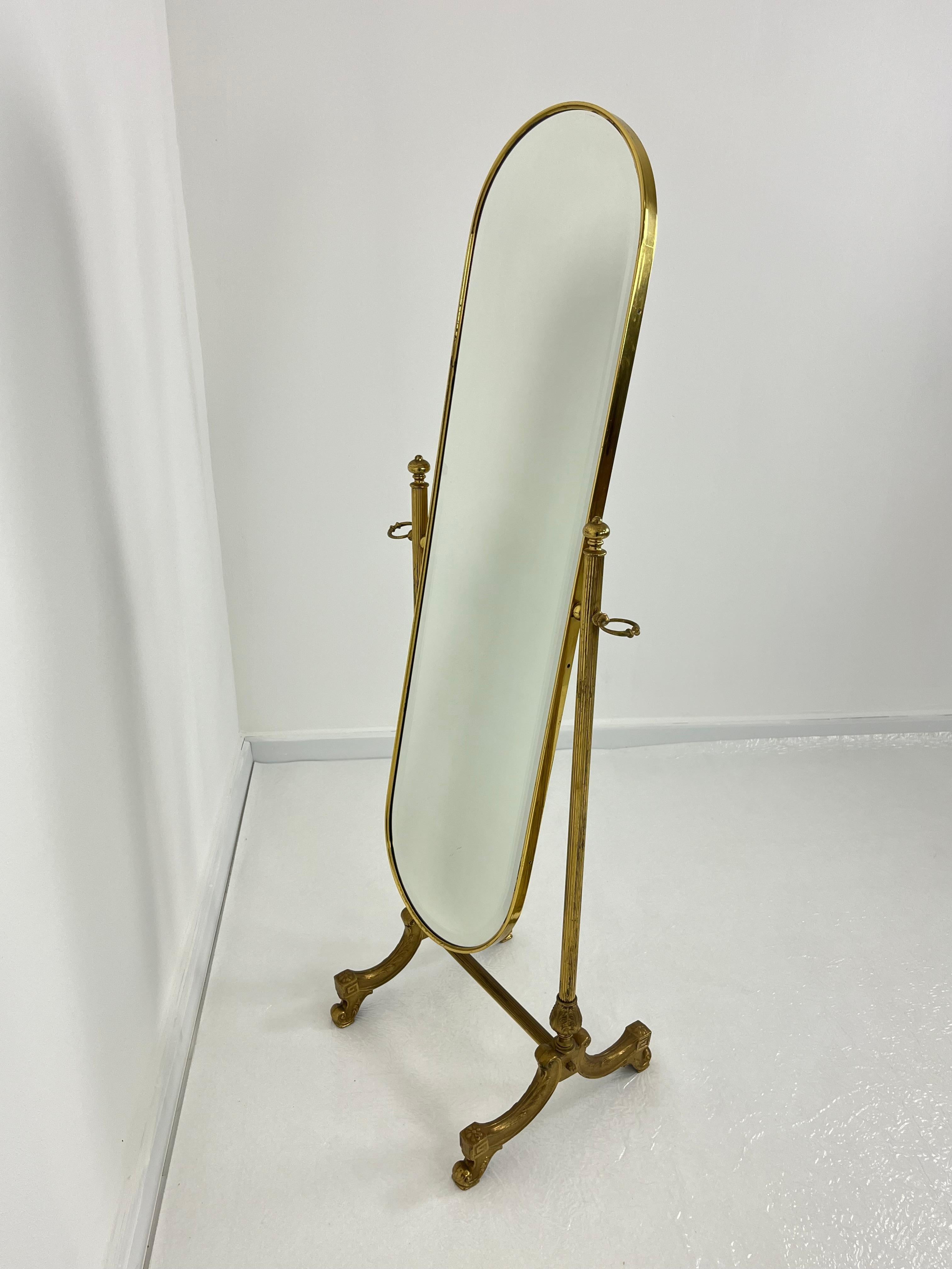 Specchio da terra regolabile in ottone della metà del secolo scorso, Made in Italy, anni '50
Intatto e in buone condizioni, trovato in un appartamento signorile della mia città, Palermo.

Garantiamo una spedizione veloce con imballaggio adeguato e