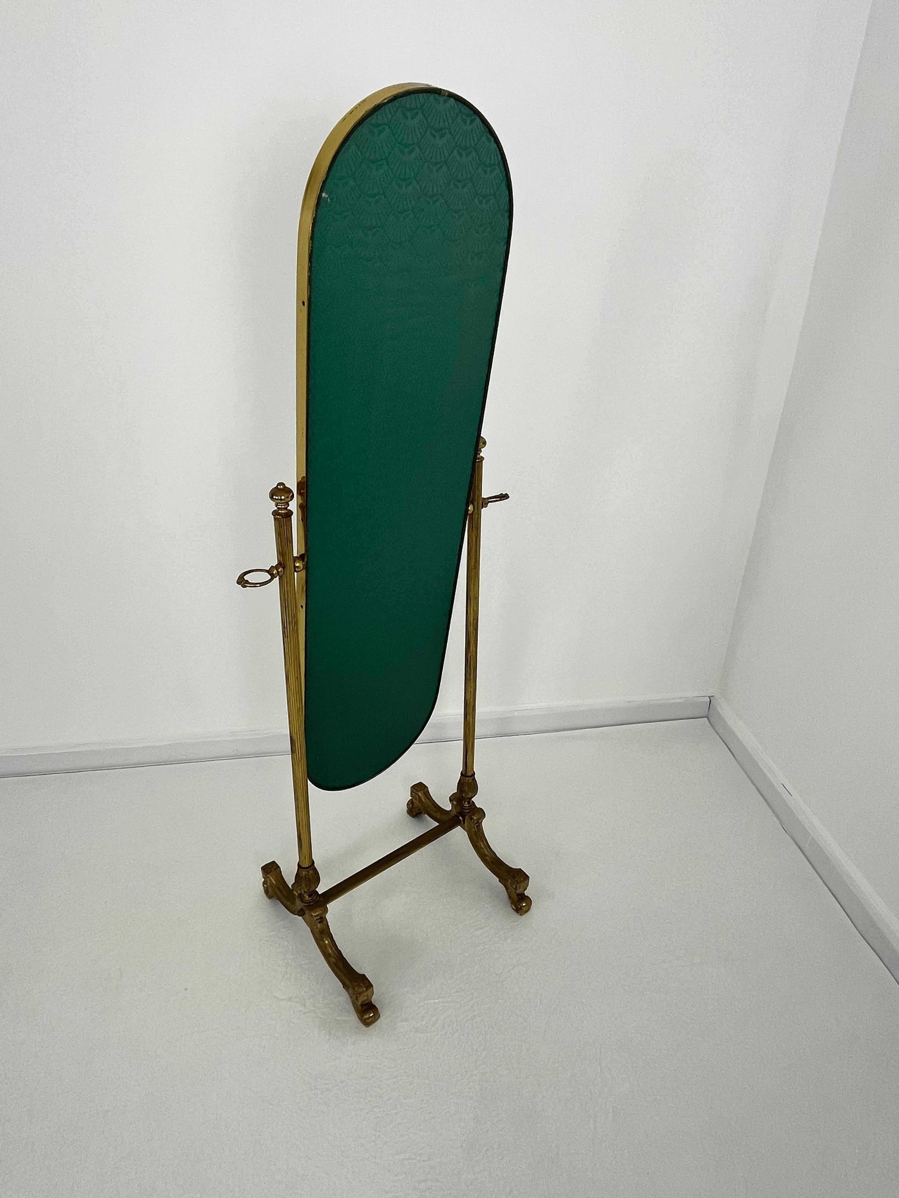 Italiano Specchio da terra regolabile in ottone di metà secolo, Made in Italy, anni '50 in vendita