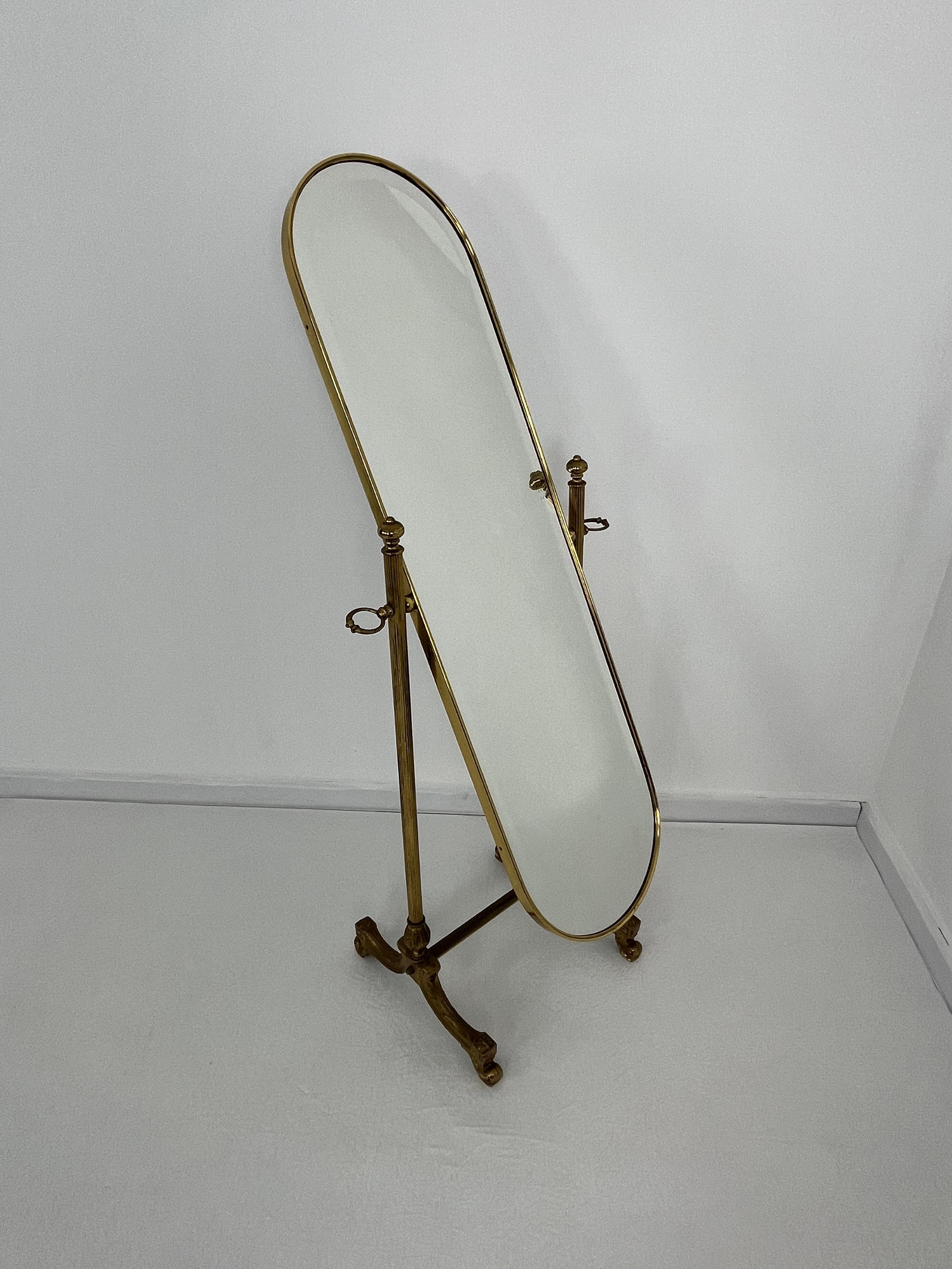 Metà XX secolo Specchio da terra regolabile in ottone di metà secolo, Made in Italy, anni '50 in vendita