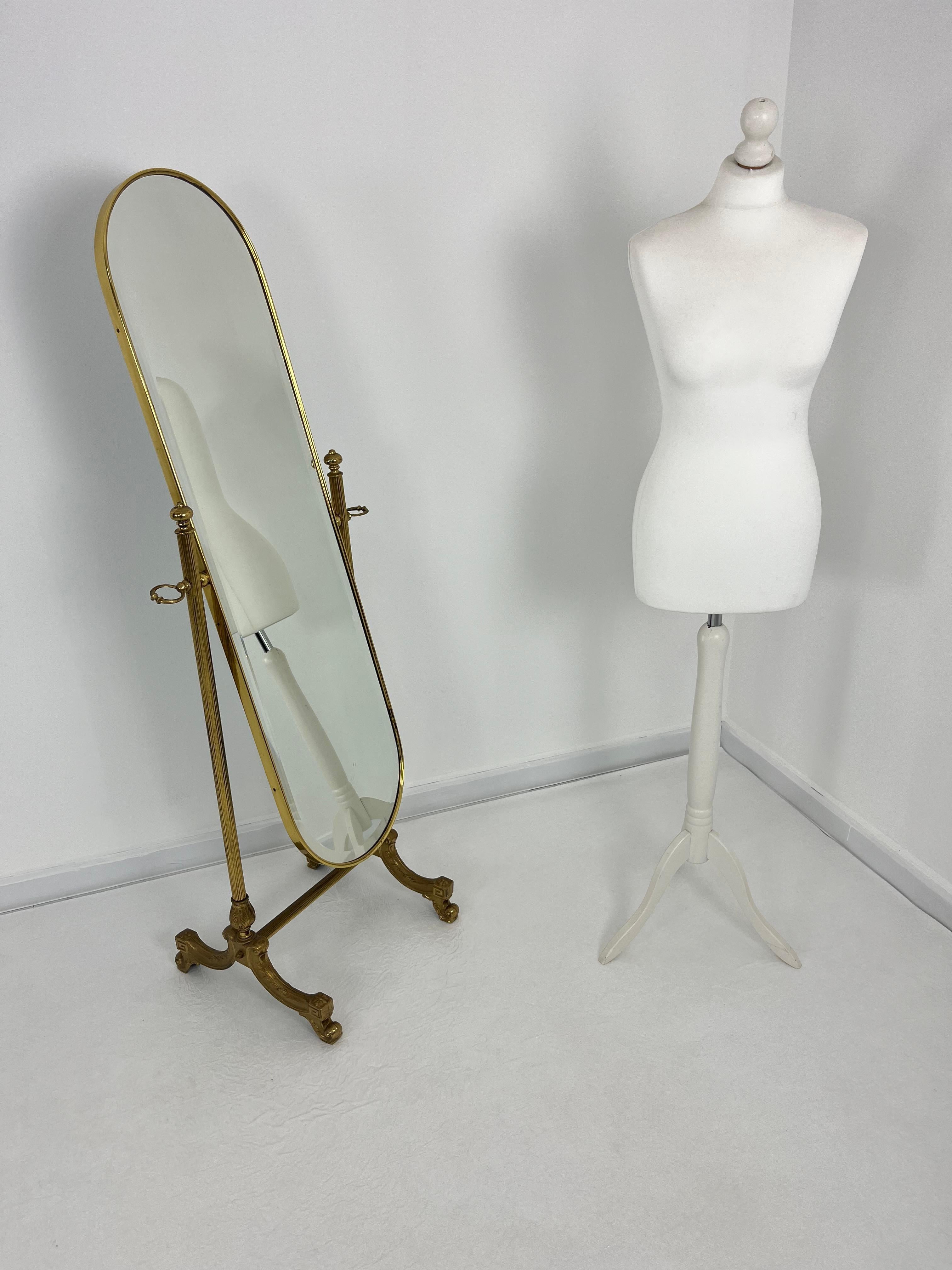 Ottone Specchio da terra regolabile in ottone di metà secolo, Made in Italy, anni '50 in vendita