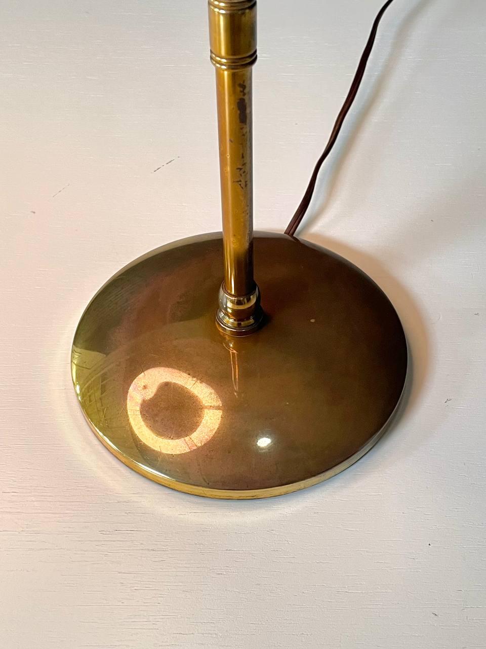Mid-Century Adjustable Brass Saucer Style Desk Lamp by Dazor en vente 3