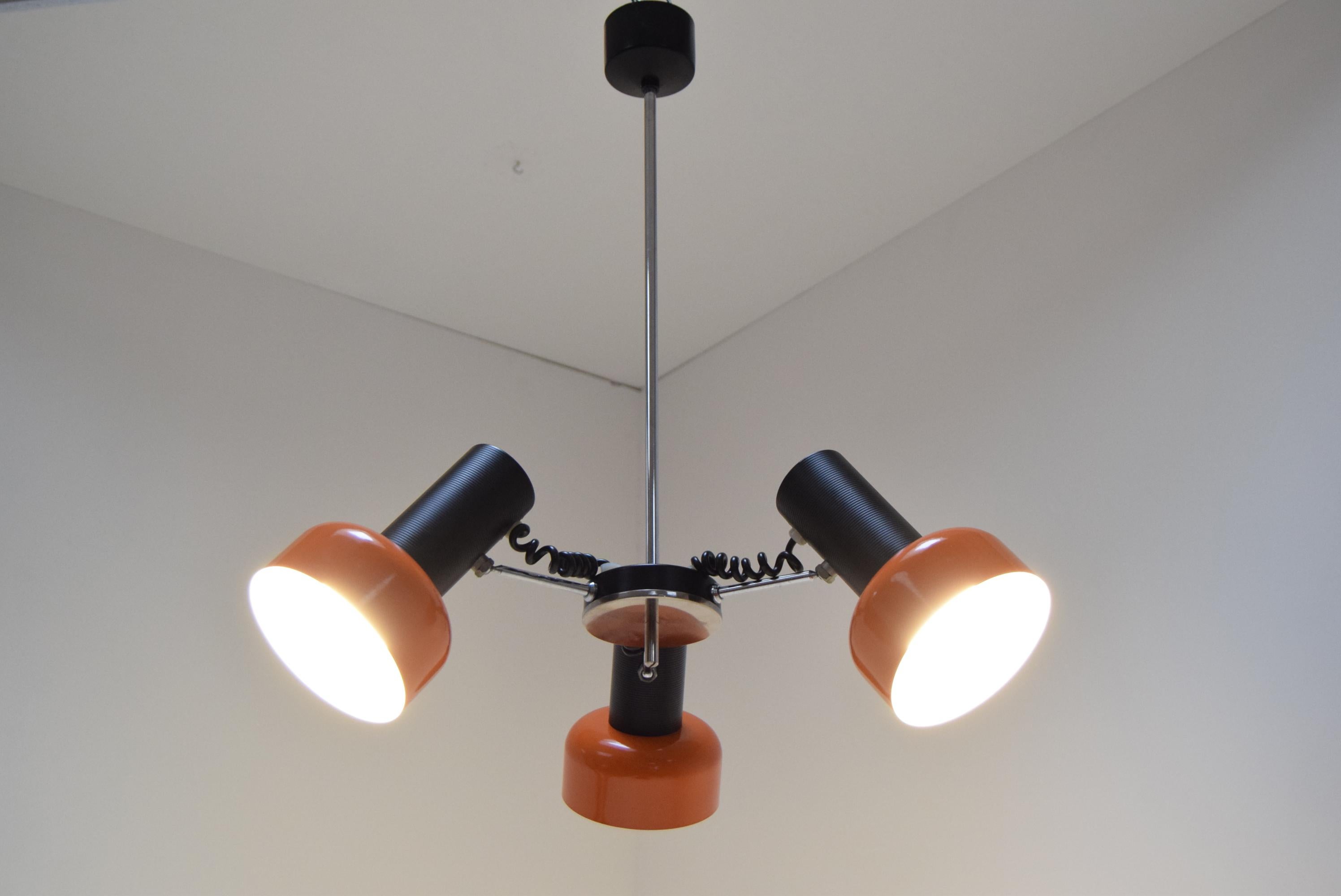 Prodotto in Cecoslovacchia
Realizzato in metallo laccato e cromo
Rilucidato
Completamente funzionante
Condizioni originali.