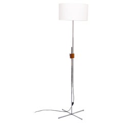 Mediados de siglo  Lámpara de pie regulable de nogal cromado de Hans Eichenberger  1950s