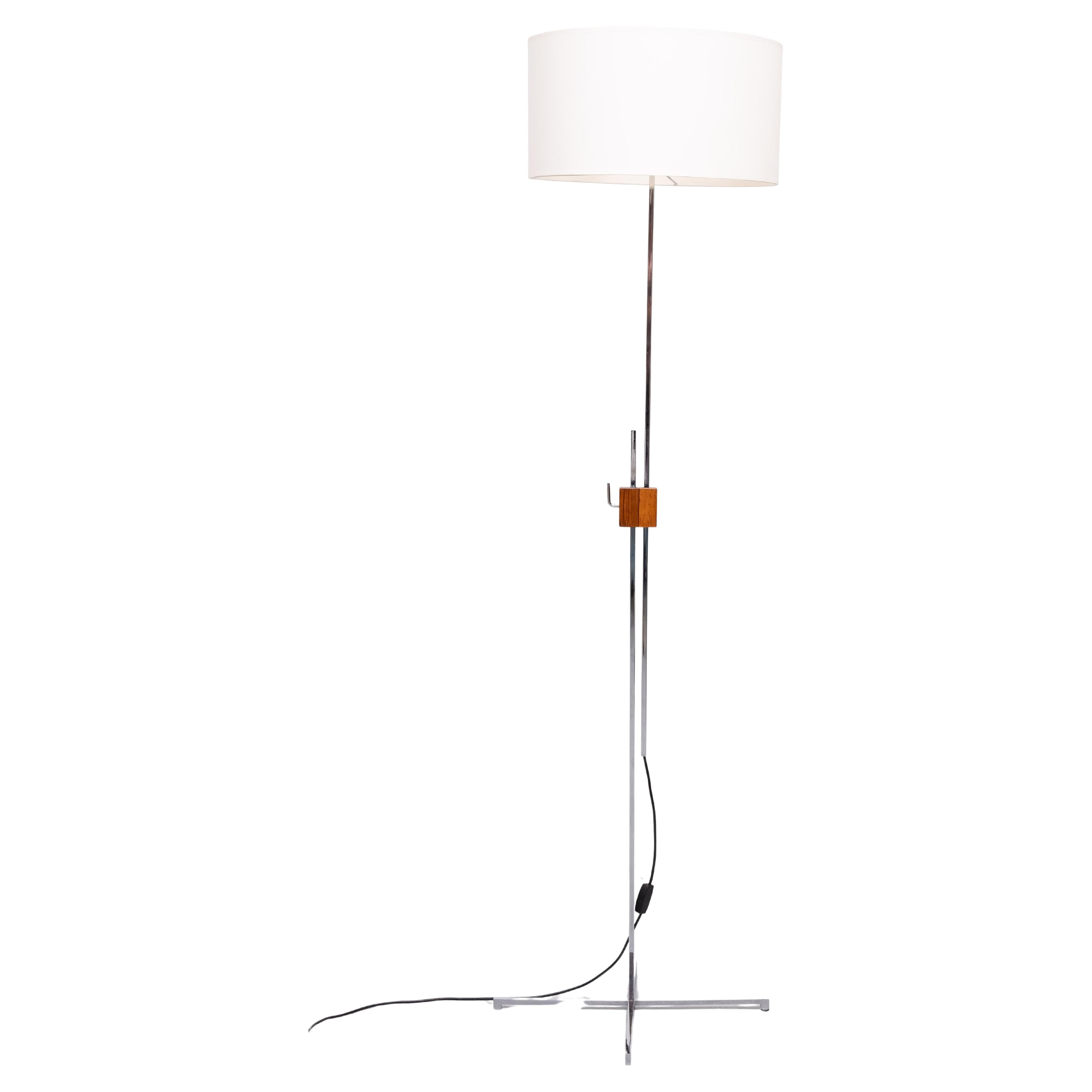 Mid-Century moderno Metà secolo  Lampada da terra regolabile in noce cromato di Hans Eichenberger  1950s in vendita