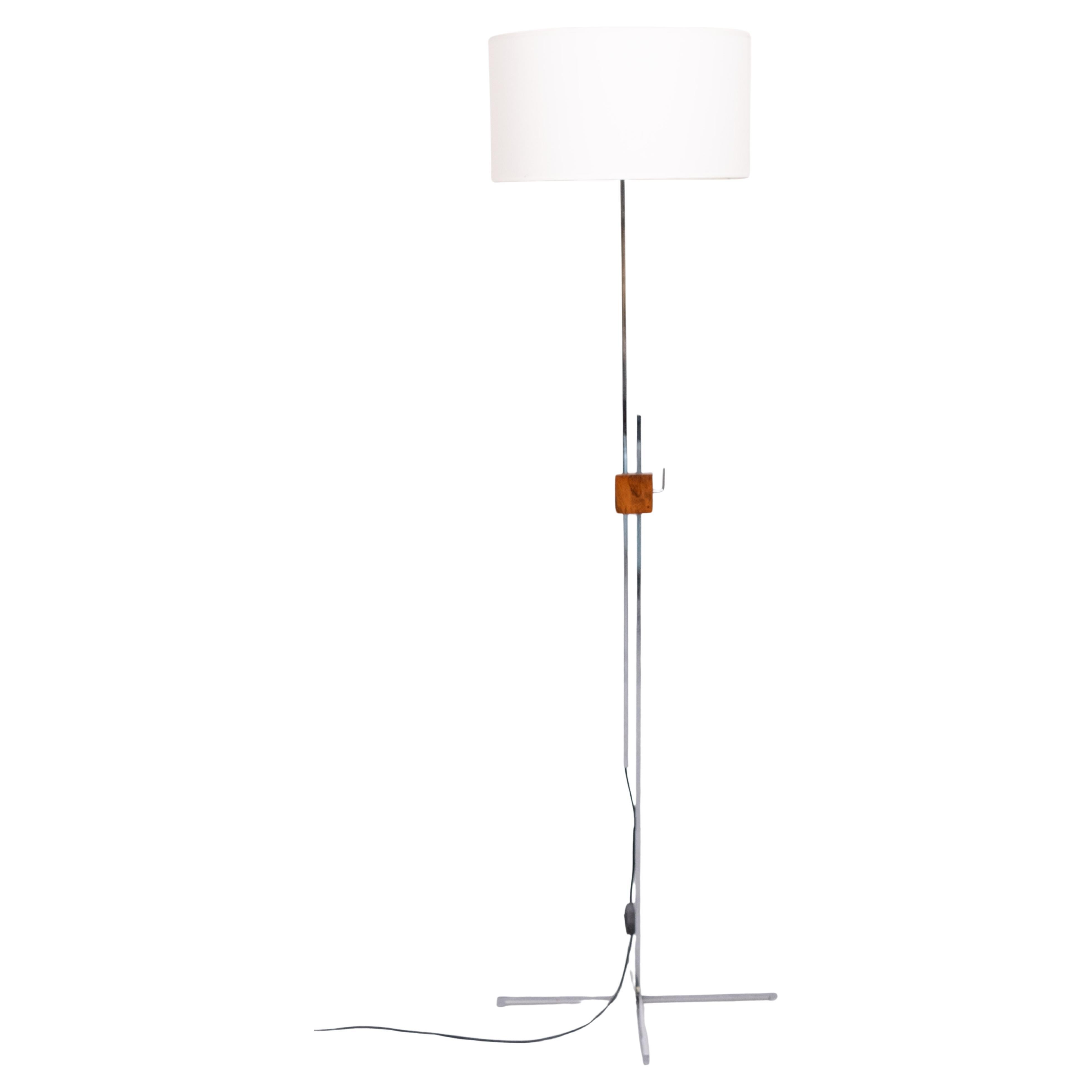 Svizzero Metà secolo  Lampada da terra regolabile in noce cromato di Hans Eichenberger  1950s in vendita