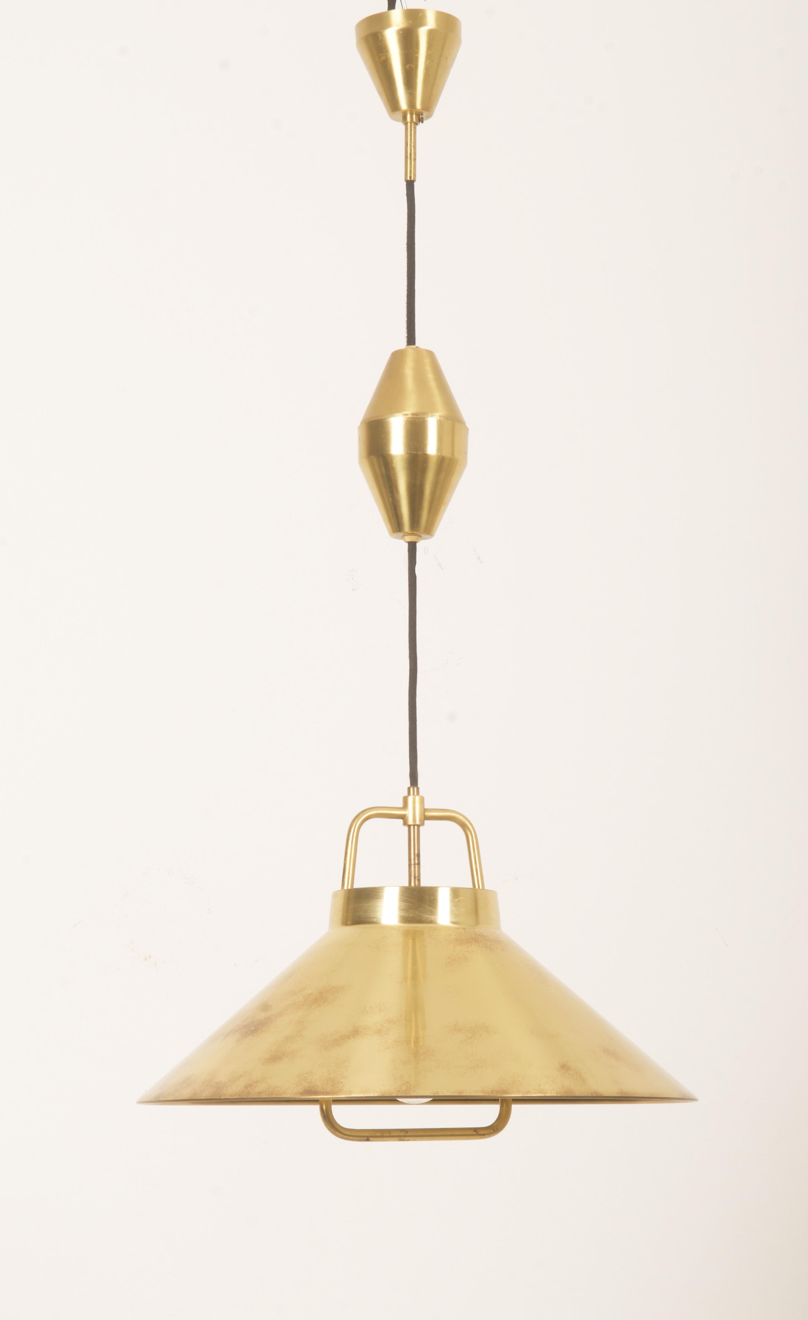 Brass pendant designed by Frits Schlegel and produced by Lyfa in the mid-1960s. Brass mounting bracket with adjustable height. Model P 295.
Measures: H. 27 cm. Ø 44 cm. Patina on brass parts.
