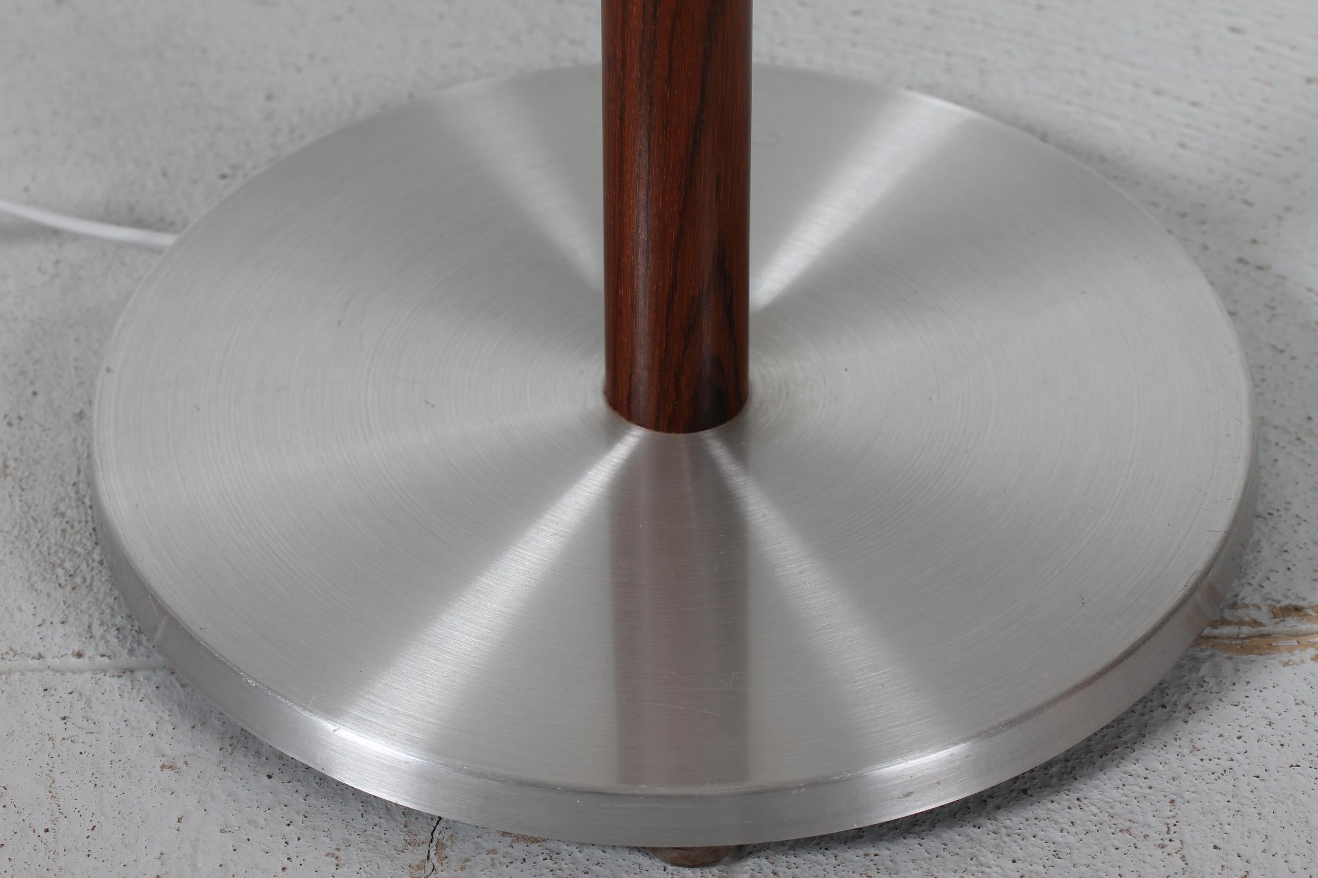 Lampada da terra danese regolabile della metà del secolo scorso in stile Jo Hammerborg.
La lampada da terra è realizzata in legno di palissandro e acciaio spazzolato 

È incluso un nuovo paralume progettato in Danimarca.
Il paralume è realizzato