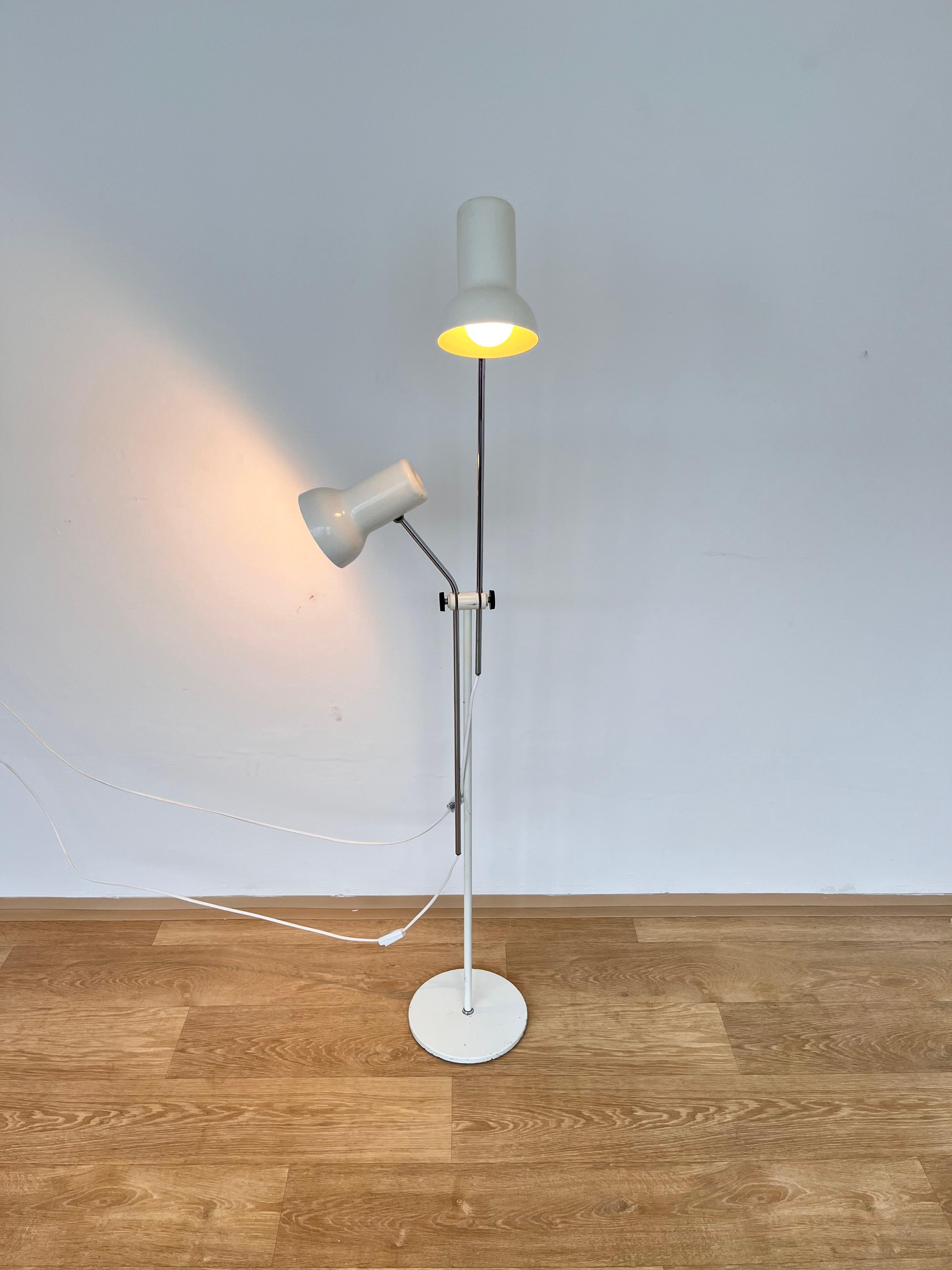- height adjustable from about 109cm up to 151cm
- new electricity
- US adapter included
- two bulbs 
jr
