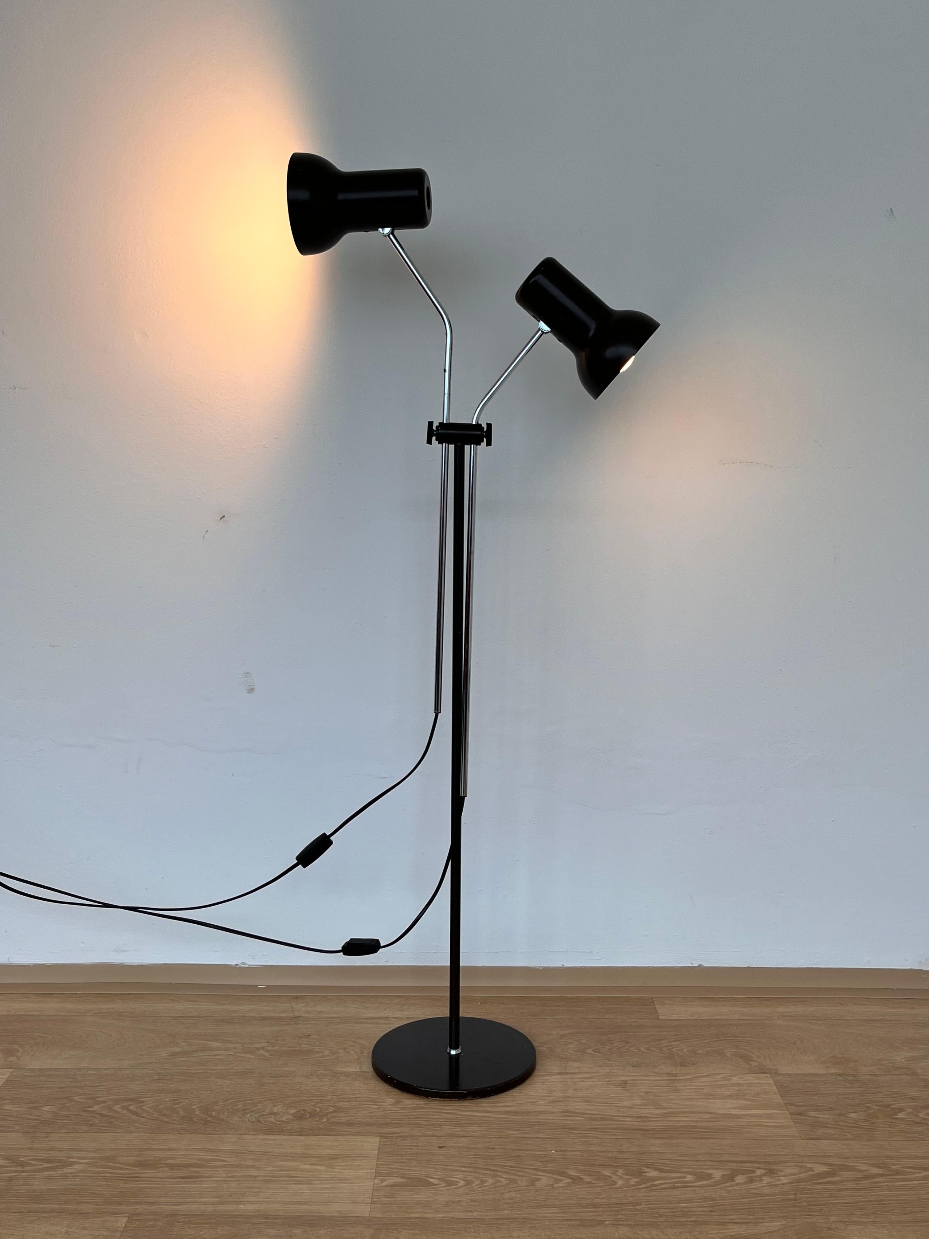 - height adjustable from about 109cm up to 151cm
- new electricity
- US adapter included
- two bulbs 
jr