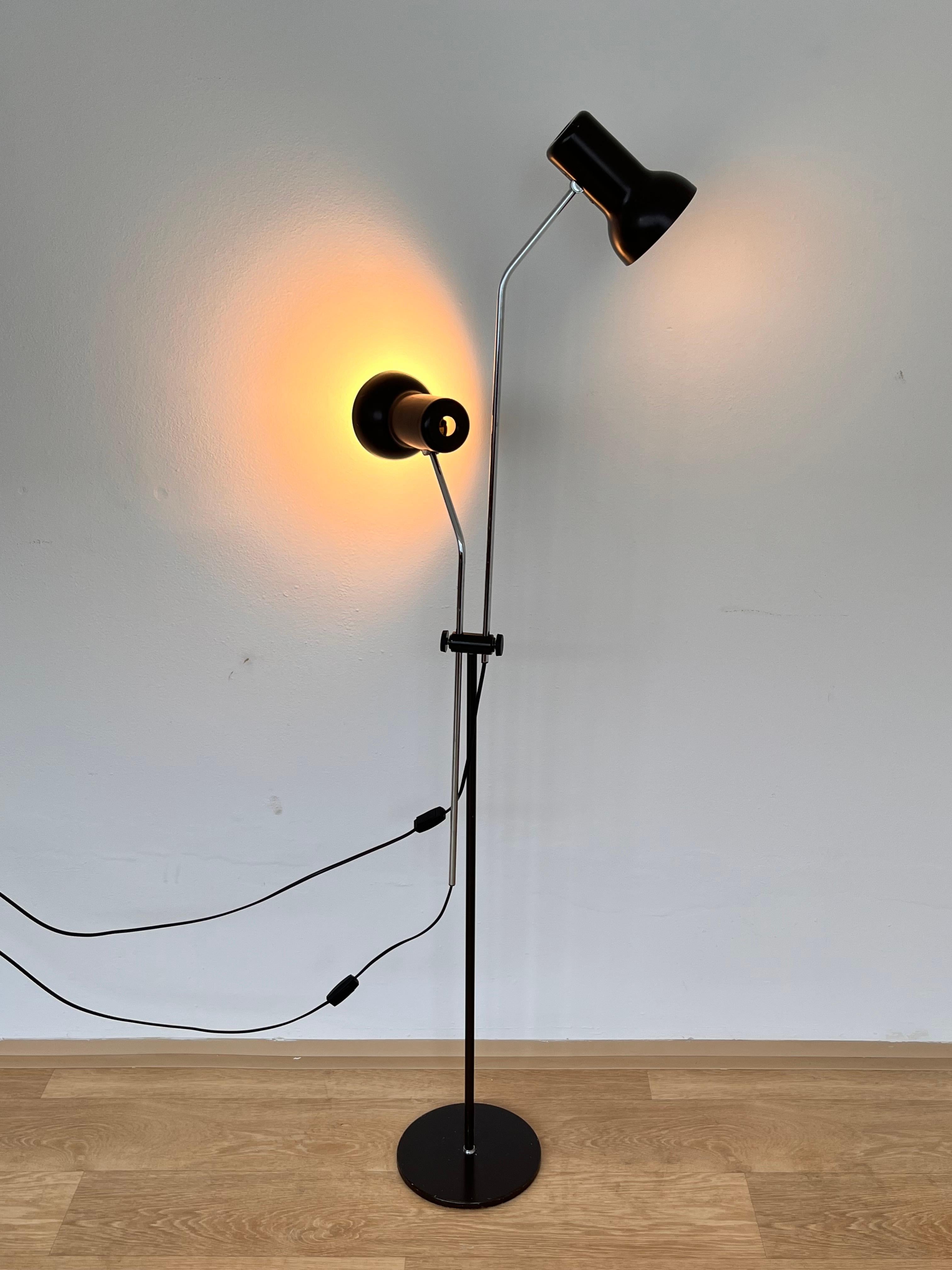 Metallo Lampada da terra regolabile di design del metà secolo di Napako, anni '70 in vendita