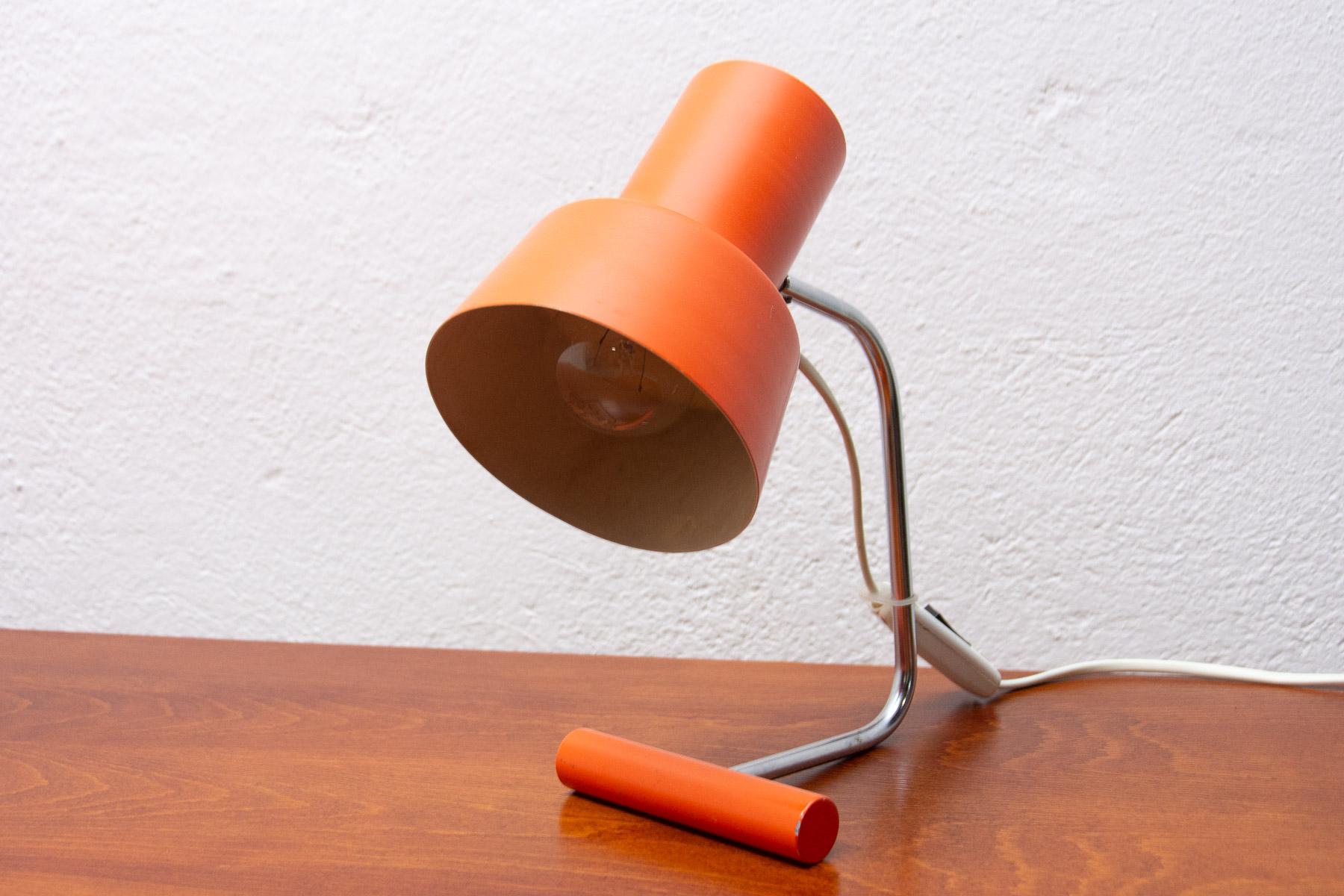 Czech modernist adjustable desk lamp by Josef Hurka for Napako. Orange lacquered metal. New wiring, plastic wire, standard E27 thread bulb
In very good condition.

Measures: height: 28 cm

width: 13 cm

depth: 29 cm