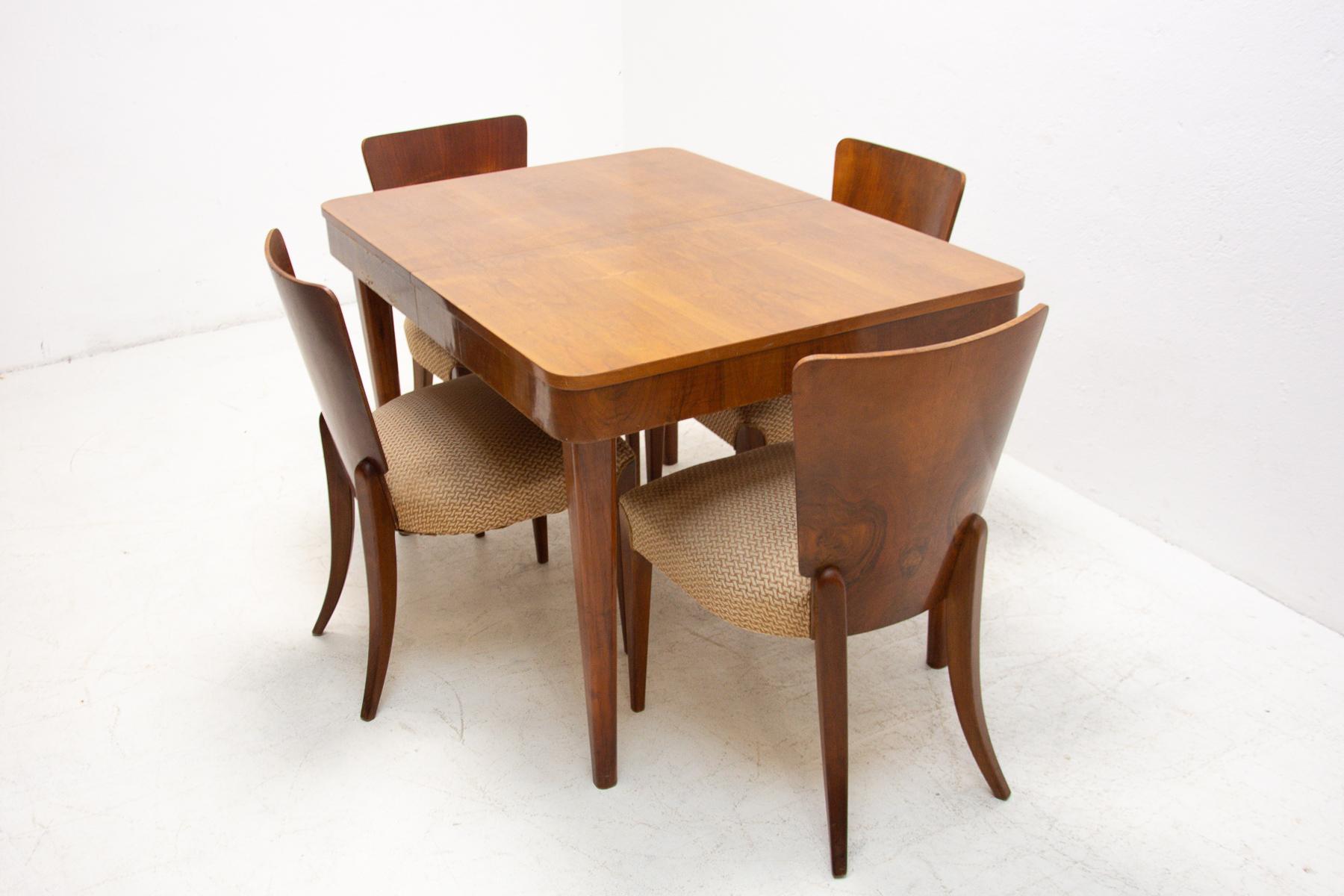 Cette table à manger réglable a été conçue et fabriquée dans les années 1950 dans l'ancienne Tchécoslovaquie. Il a été conçu par Jindrich Halabala pour ÚP Závody Brno. Le matériau est une combinaison de bois massif et de placage en noyer. La table