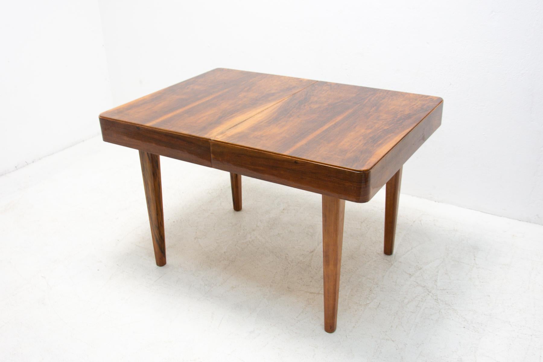This adjustable dining table was made in the 1950s in the former Czechoslovakia. It was designed by Jindrich Halabala for ÚP Závody Brno. The material is a combination of solid wood and walnut veneer. The table is in excellent condition, fully
