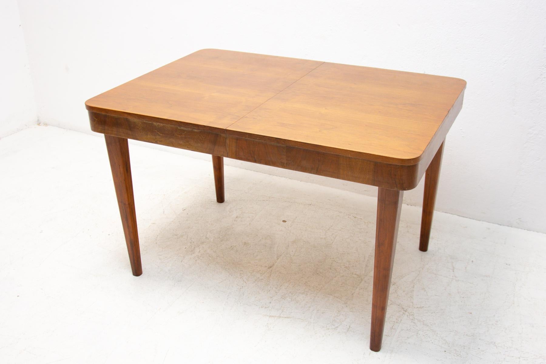 Mid Century Adjustable Dining Table by Jindřich Halabala, 1950s In Good Condition For Sale In Prague 8, CZ