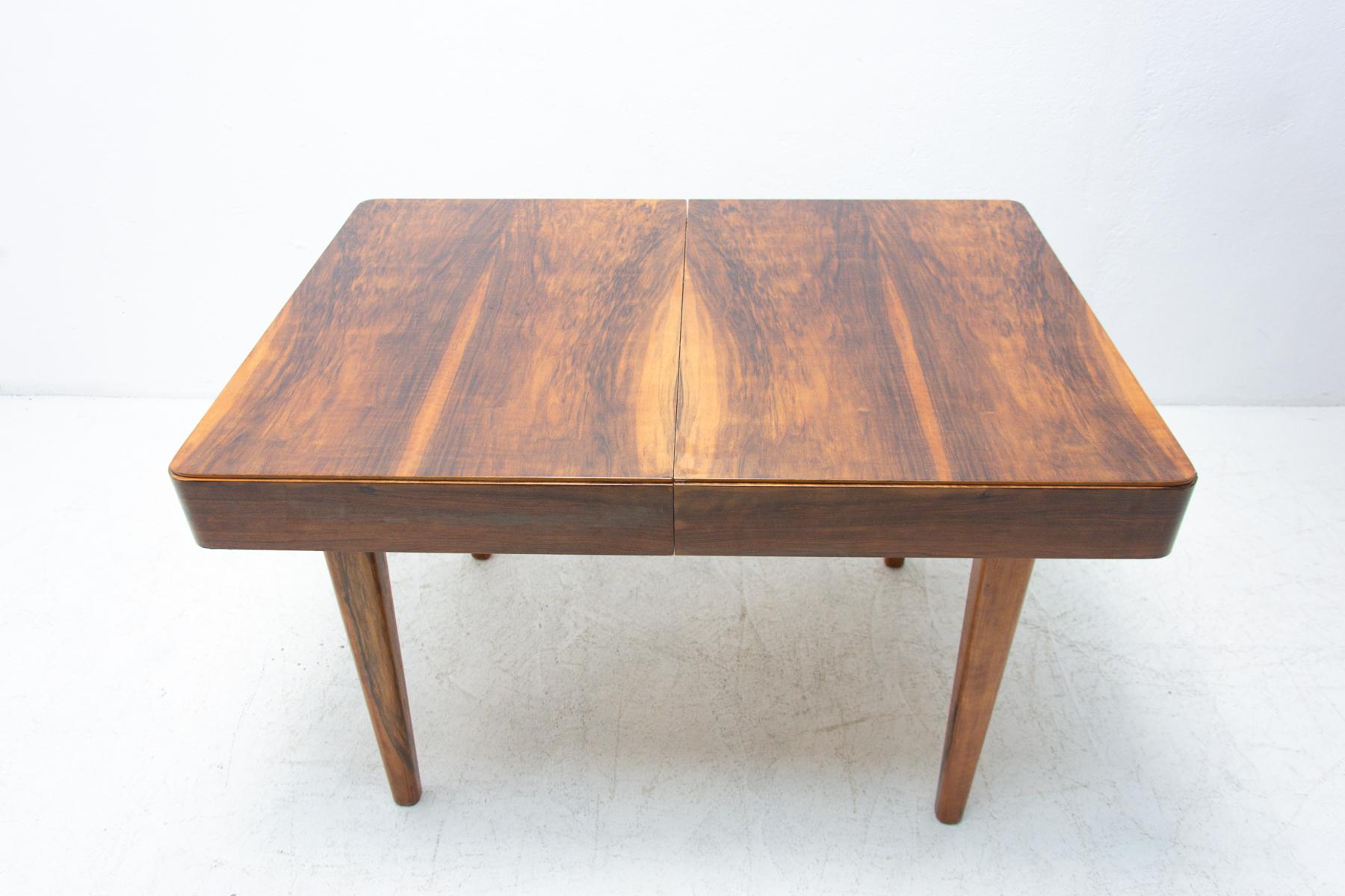Mid Century Adjustable Dining Table by Jindřich Halabala, 1950s In Excellent Condition For Sale In Prague 8, CZ
