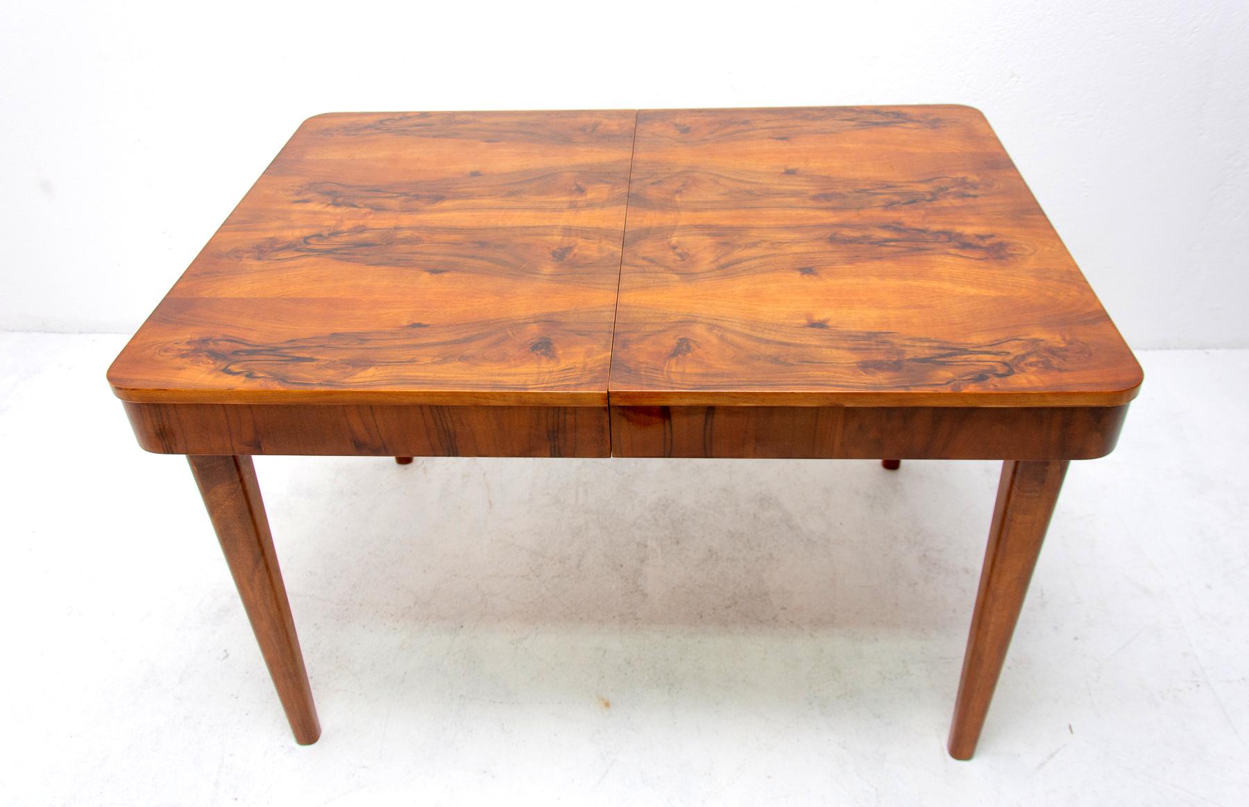 This adjustable dining table was designed and made in the 1950s in the former Czechoslovakia. It was designed by Jindrich Halabala for ÚP Závody Brno. The material is a combination of solid wood and walnut veneer. It was professionally restored. The