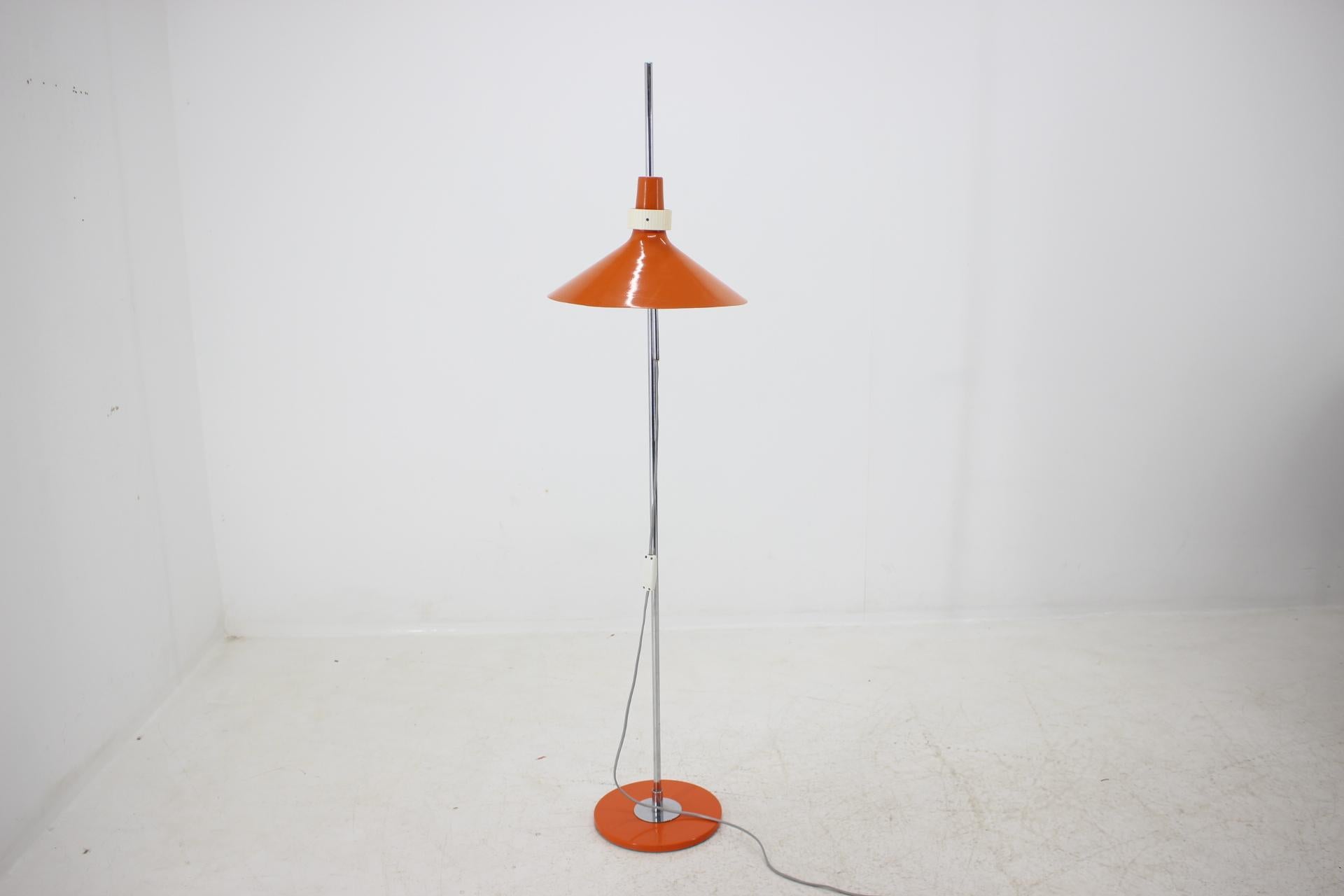 Lámpara de pie regulable de mediados de siglo, años 70 finales del siglo XX en venta