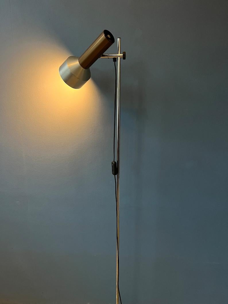Highly flexible mid century floor lamp with adjustable spot. The shade can be directed in any way. The shade can be moved up and down the base. The lamp requires two E26/27 lightbulbs and currently has an EU-plug (easily used outside EU with
