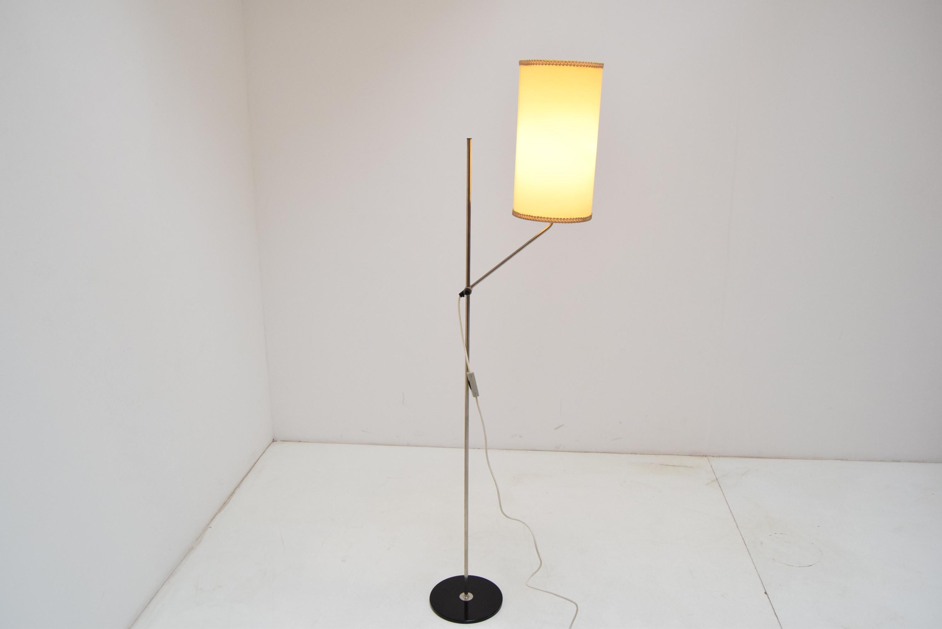 Prodotto in Germania
Realizzato in metallo cromato e laccato
L'altezza massima è di 212 cm
Altezza paralume 42, profondità 23 
1x 60W, presa E27 o E26
Rilucidato
Completamente funzionante
Condizioni originali.