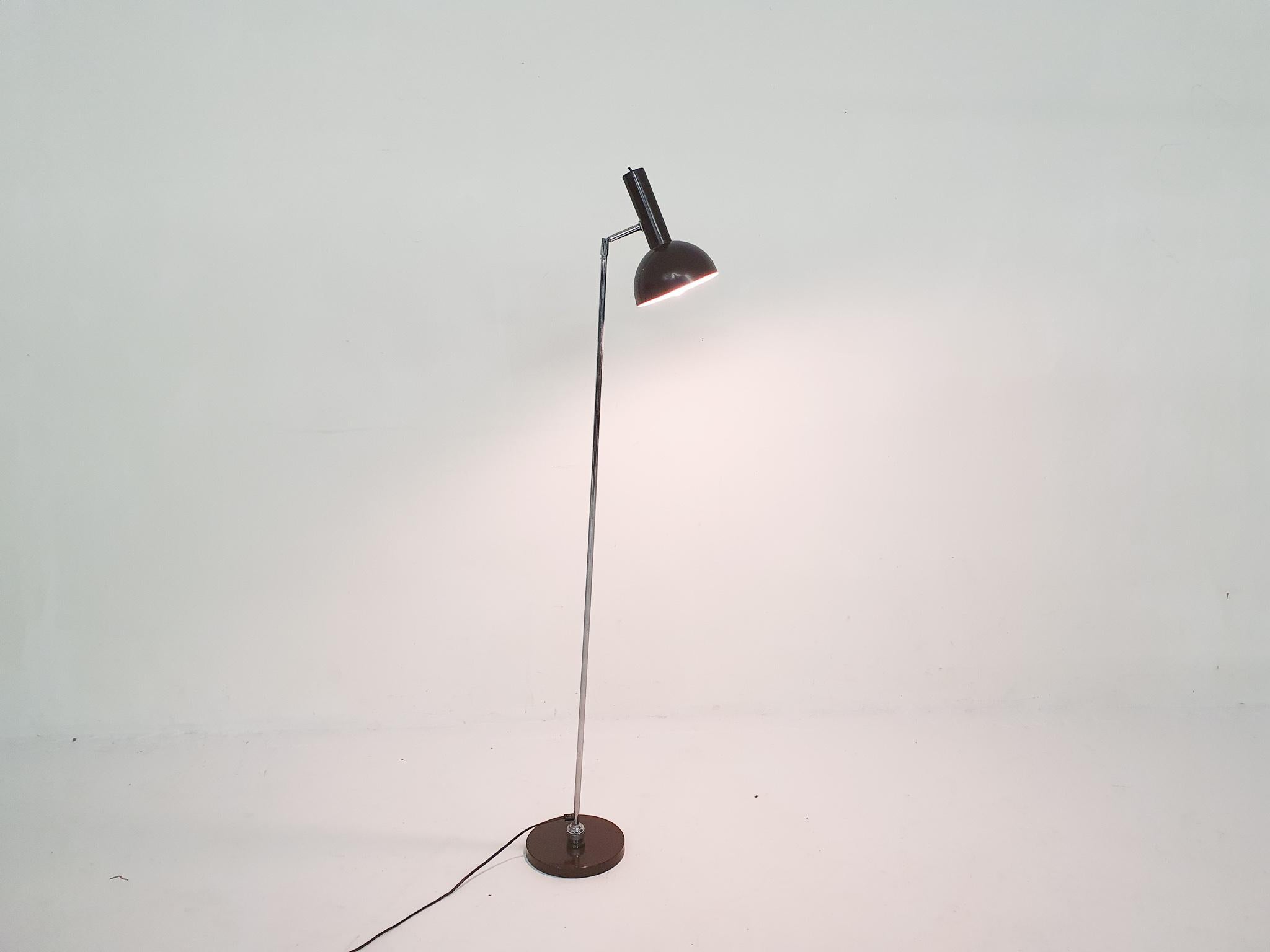 Dark brown metal floor lamp. The lamp can be adjusted and rotate 360 degrees on a ball.
A small dent in the lamp shade.
Herman Theodoor Jan Anthoin Busquet (1914-1977) was a Dutch industrial designer. He worked as a design director by Hala in