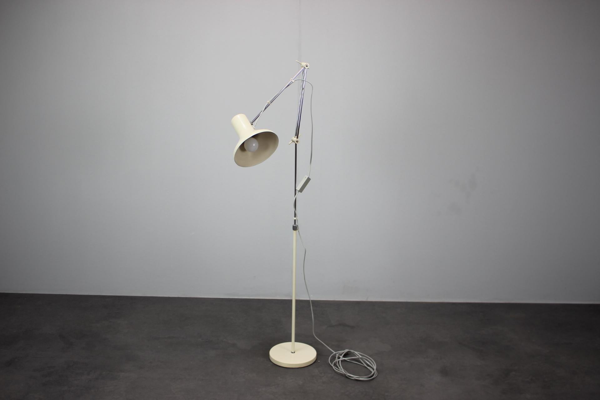 Lampada da terra regolabile di metà secolo, di J. Hurka per Napako, Cecoslovacchia, anni '60 In condizioni buone in vendita a Praha, CZ