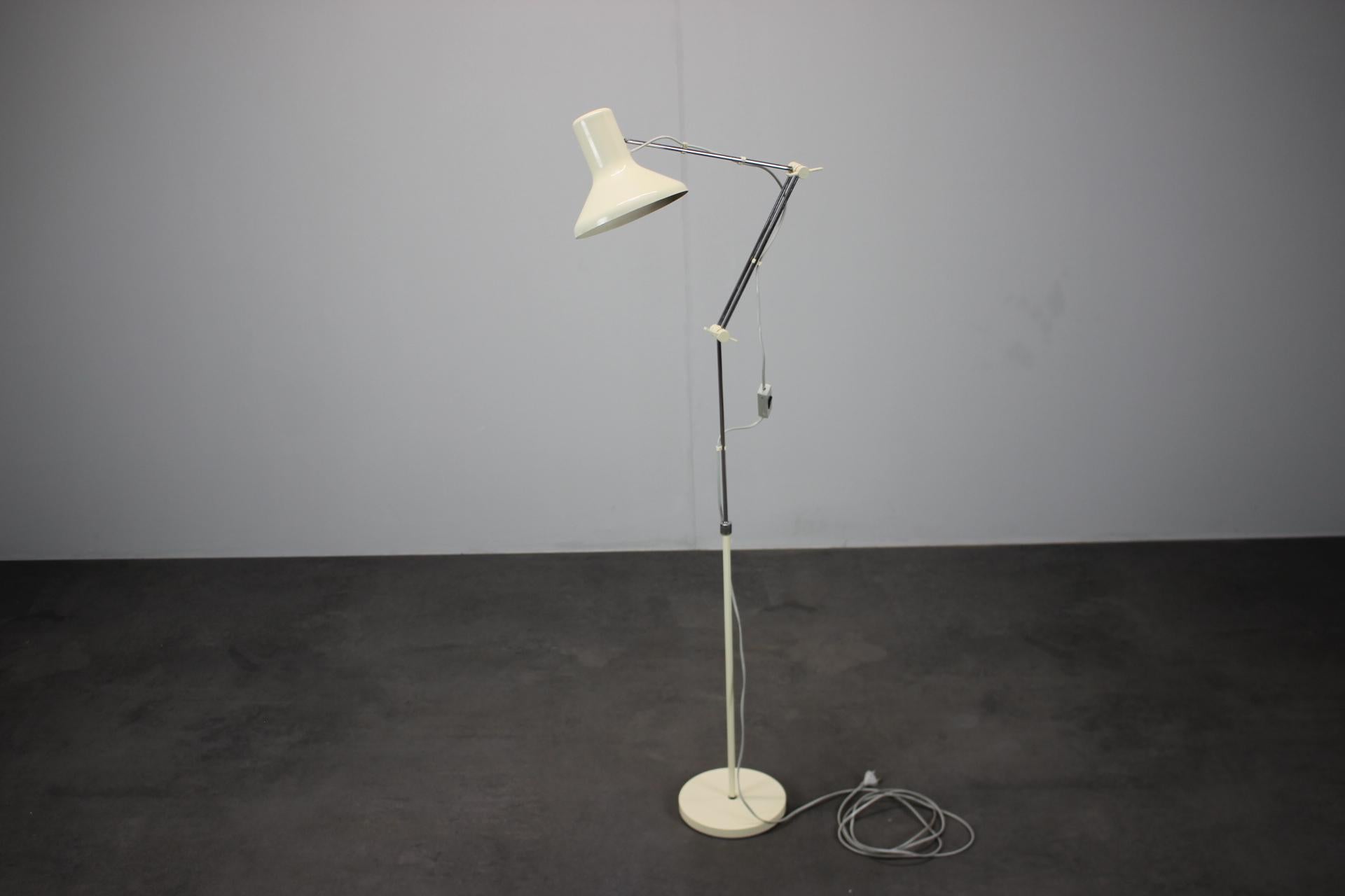 Metà XX secolo Lampada da terra regolabile di metà secolo, di J. Hurka per Napako, Cecoslovacchia, anni '60 in vendita