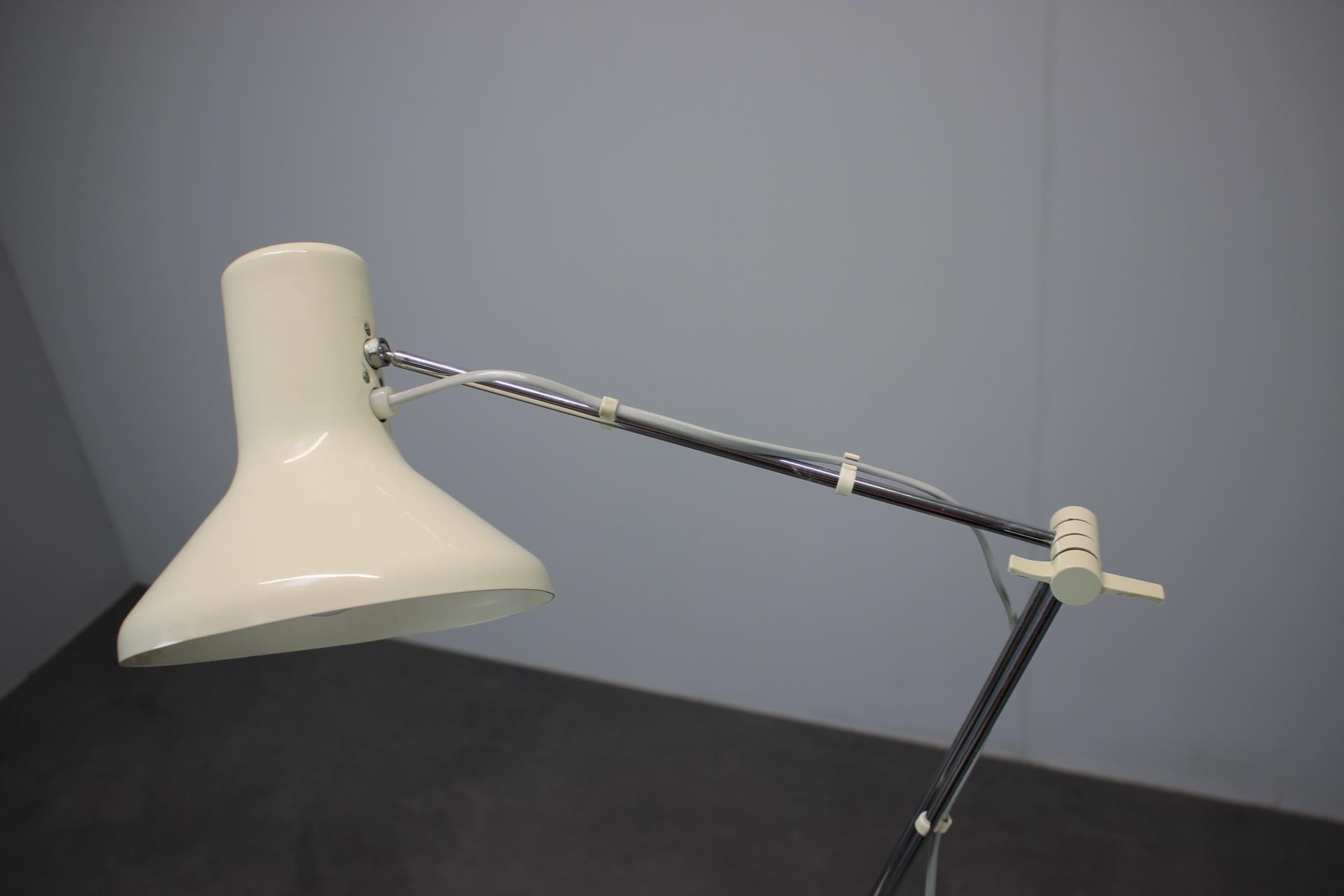Metallo Lampada da terra regolabile di metà secolo, di J. Hurka per Napako, Cecoslovacchia, anni '60 in vendita