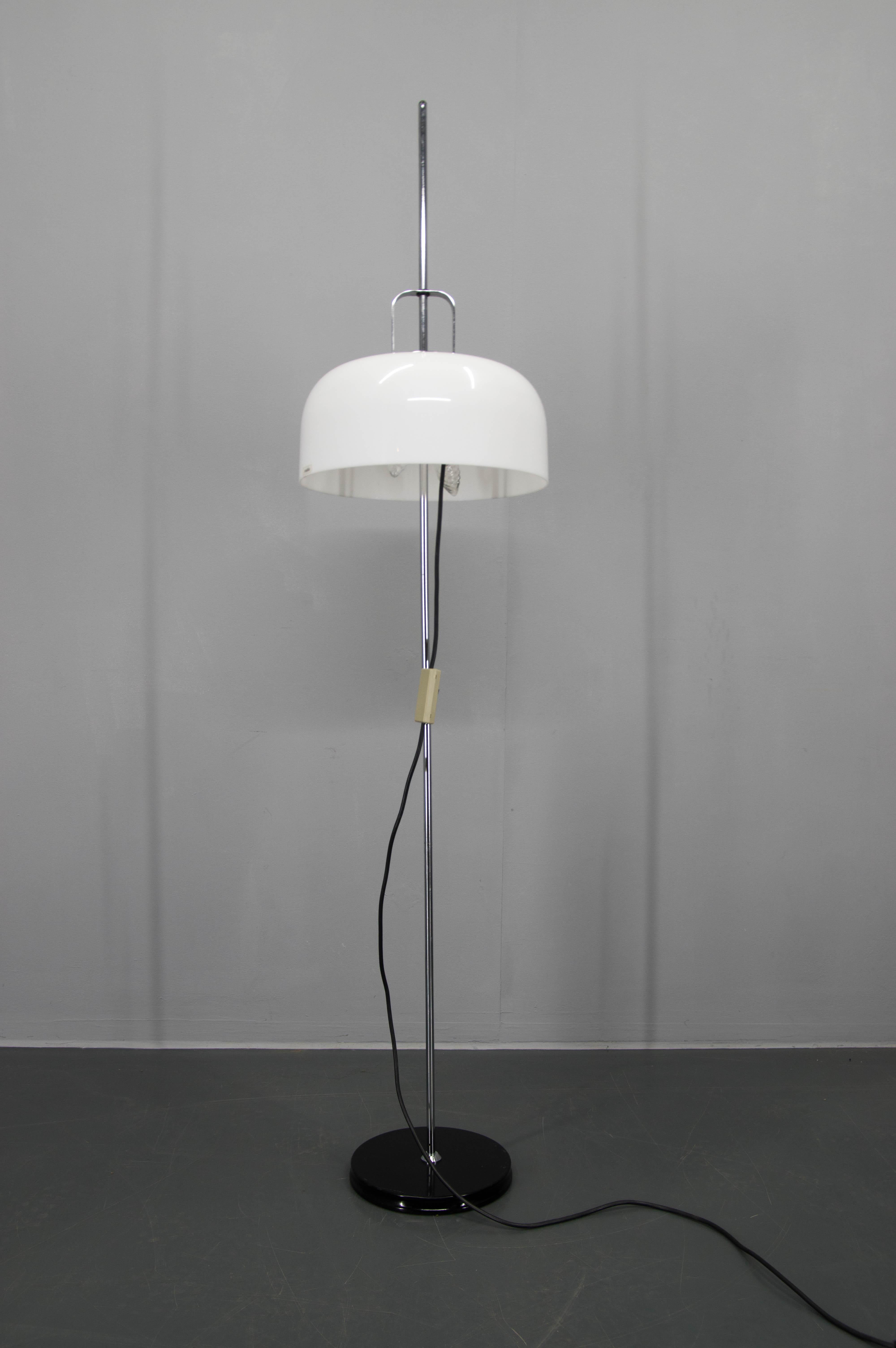 Lampadaire du milieu du siècle étiqueté par Meblo.
Base en métal et abat-jour en plastique blanc à hauteur réglable.
Très bon état d'origine.
Ampoules 2x40W, E12-E14
Adaptateur pour prise américaine inclus.
Devis d'expédition sur demande