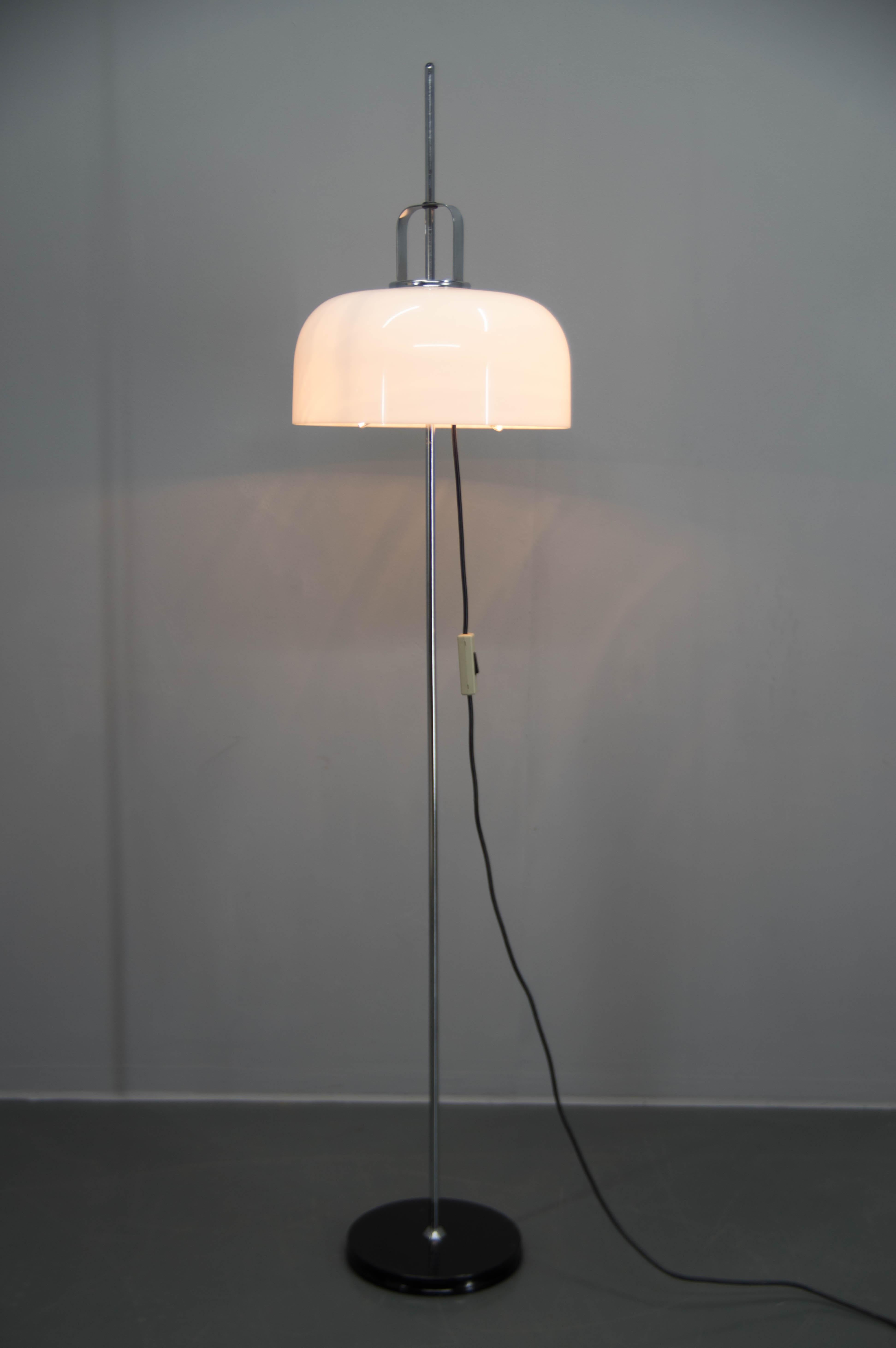 Mid-Century Modern Lampadaire réglable du milieu du siècle conçu par Guzzini pour Meblo, 1970 en vente