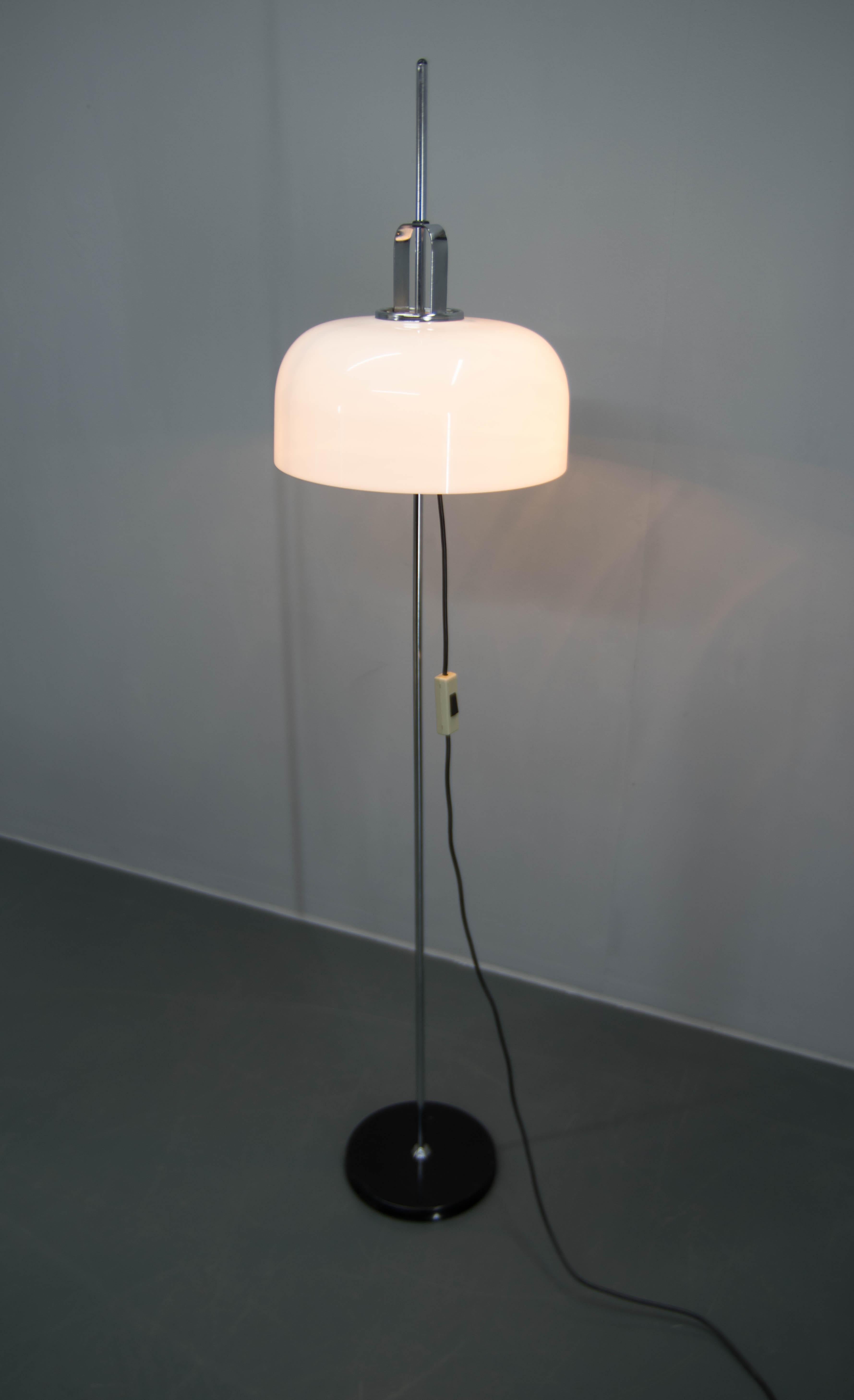 Européen Lampadaire réglable du milieu du siècle conçu par Guzzini pour Meblo, 1970 en vente
