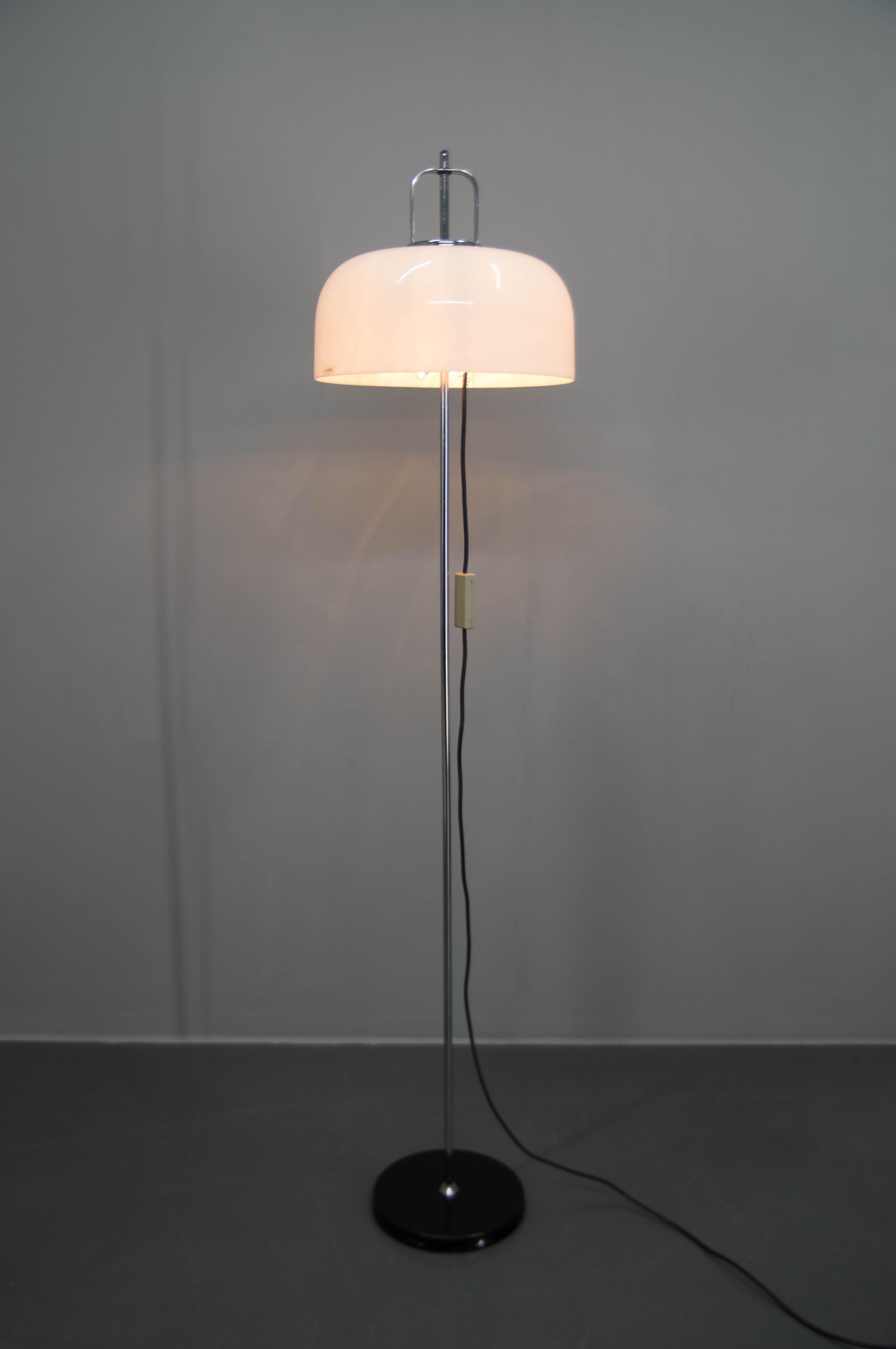 Lampadaire réglable du milieu du siècle conçu par Guzzini pour Meblo, 1970 Bon état - En vente à Praha, CZ