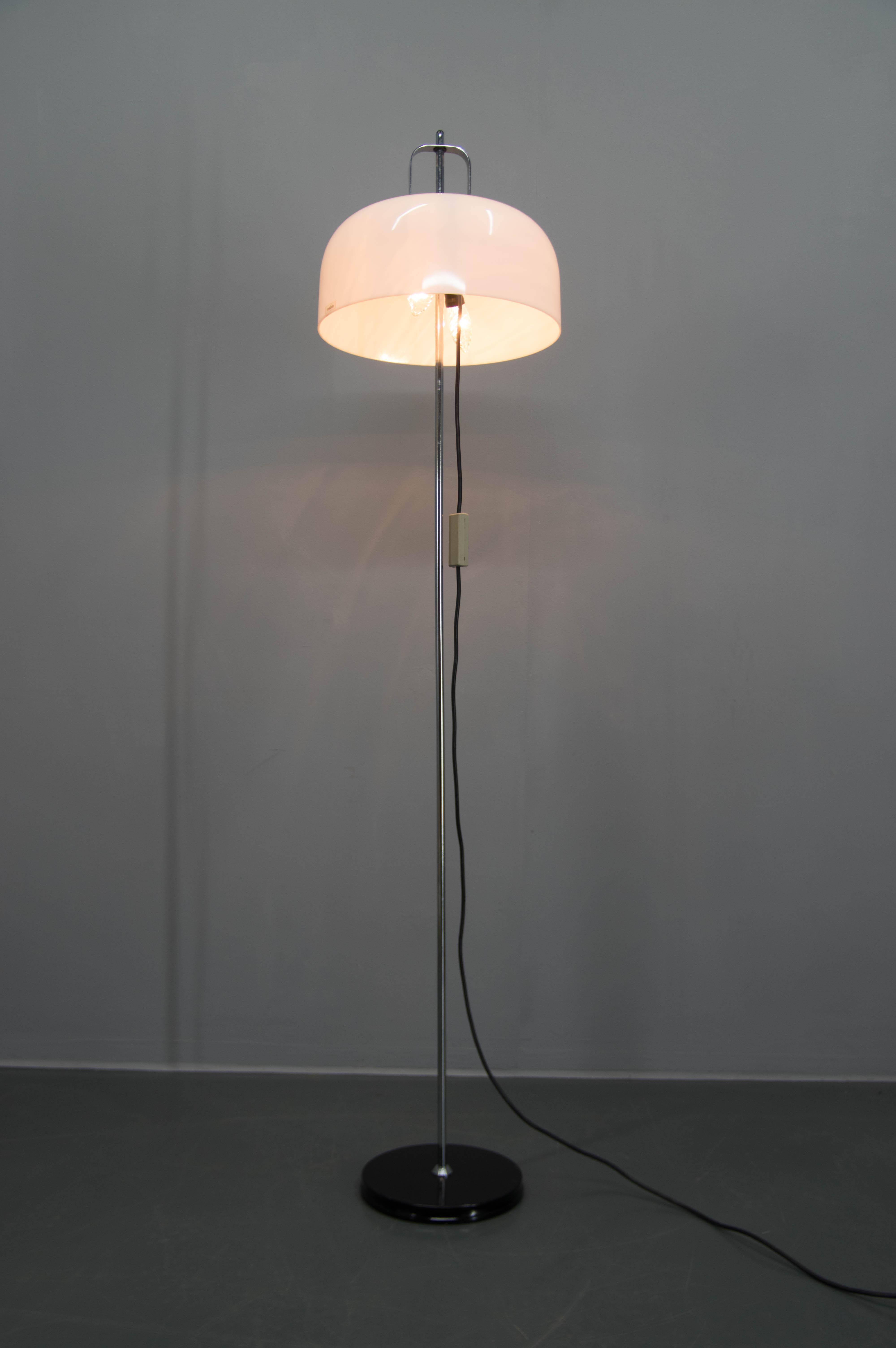 20ième siècle Lampadaire réglable du milieu du siècle conçu par Guzzini pour Meblo, 1970 en vente
