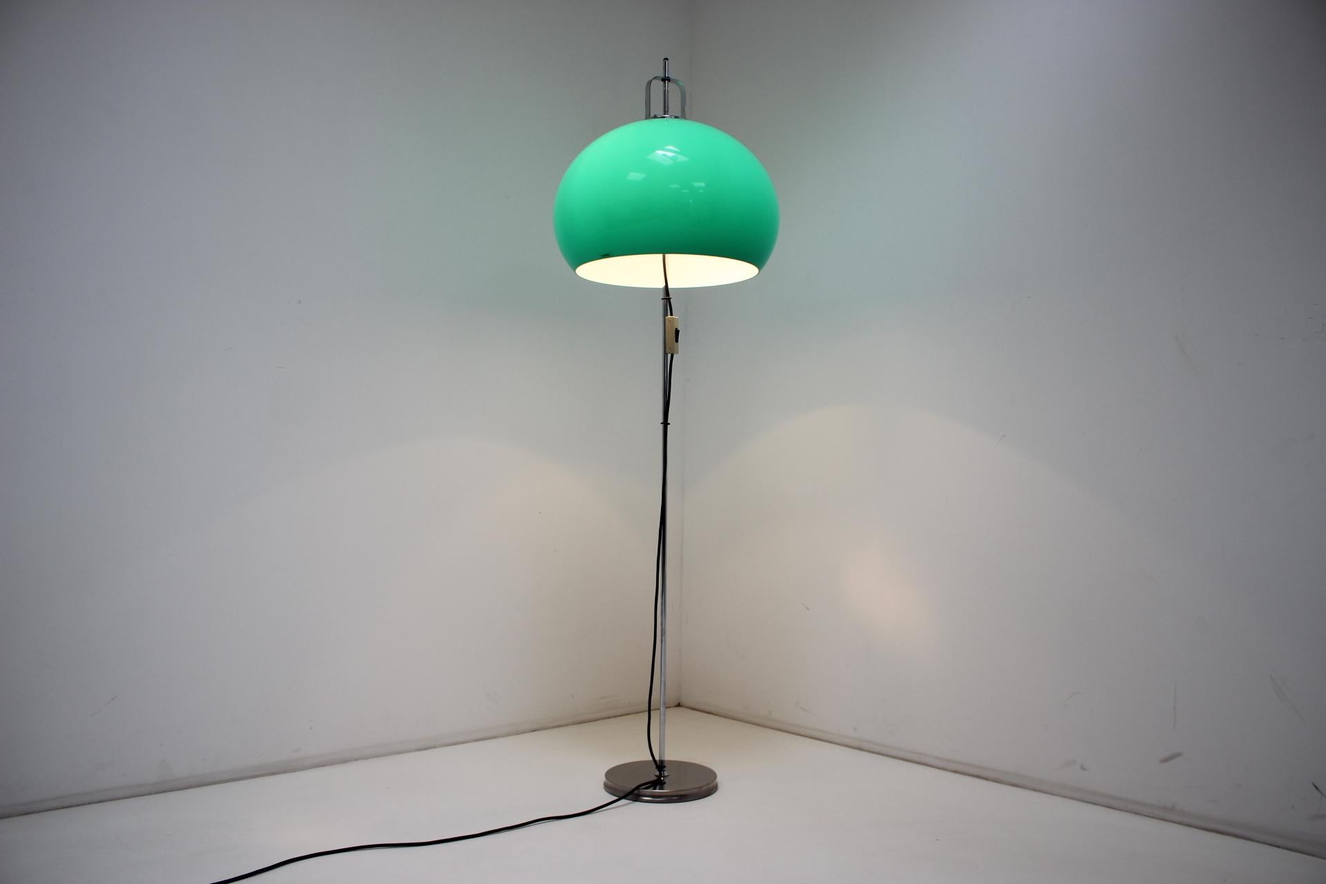 Lampadaire réglable du milieu du siècle conçu par Guzzini pour Meblo, 1970 en vente 2
