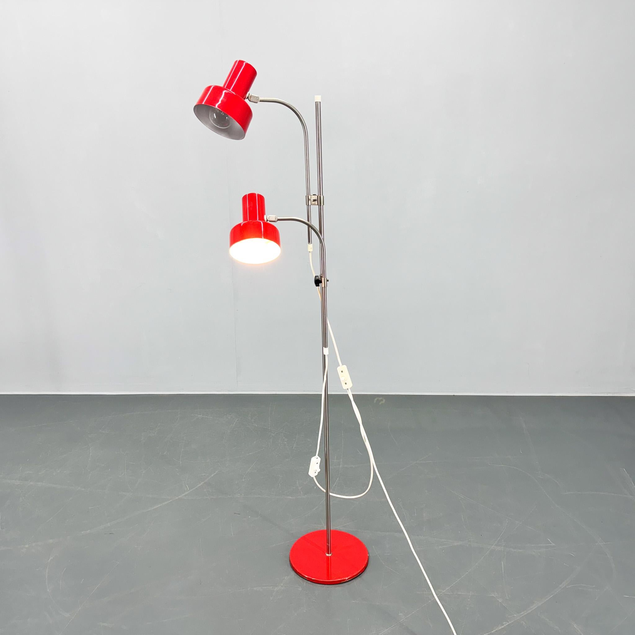 Lámpara de pie vintage con dos brazos regulables en altura y giratorios. Puede tener hasta 165 cm de altura. Las persianas también se pueden inclinar e iluminar individualmente. La lámpara presenta pequeños signos de uso (ver foto). Bombillas: 2 x