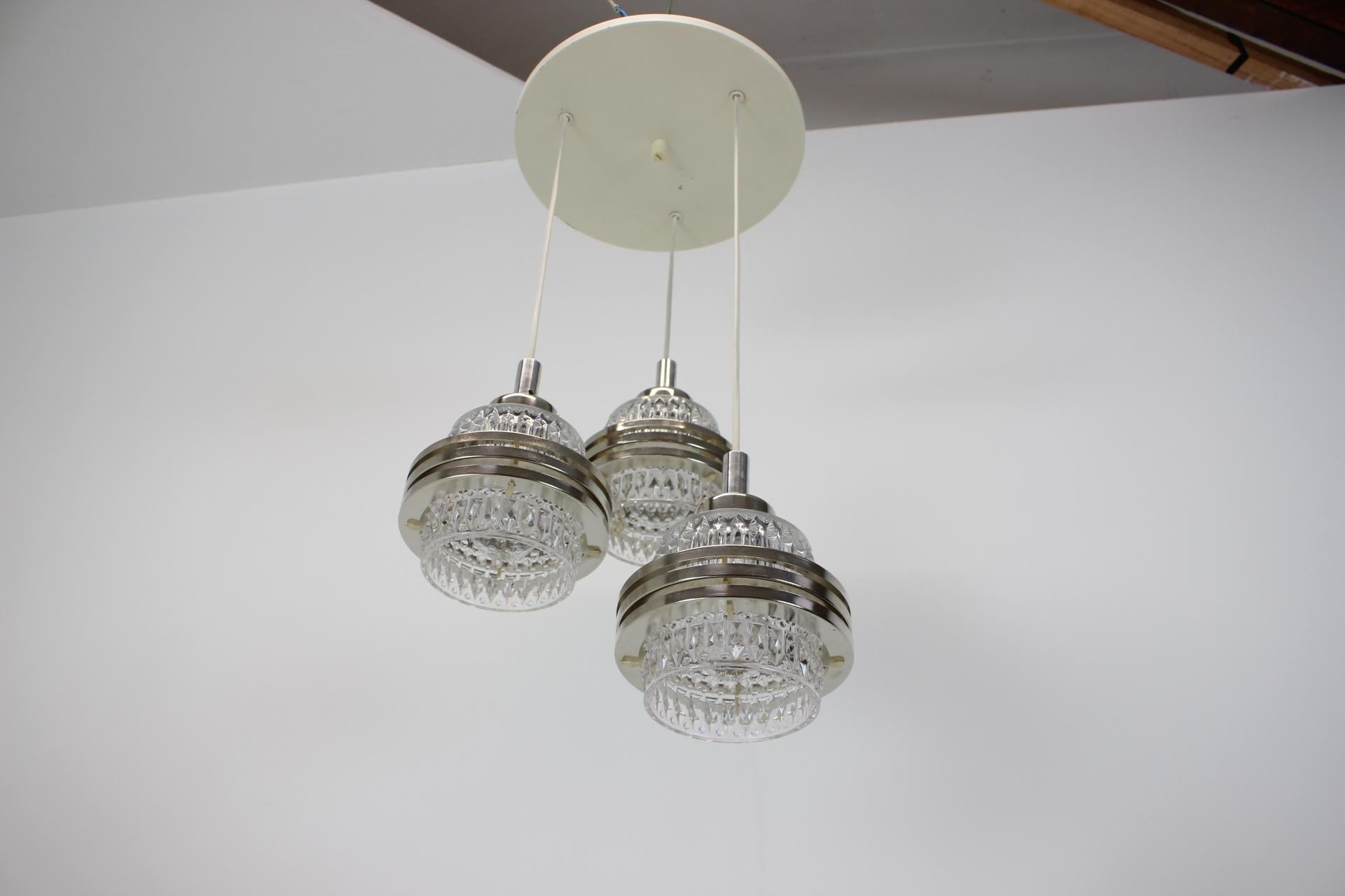 Mid Century Adjustable Glass Chandelier by Pokrok Zilina, 1970s In Good Condition For Sale In Praha, CZ