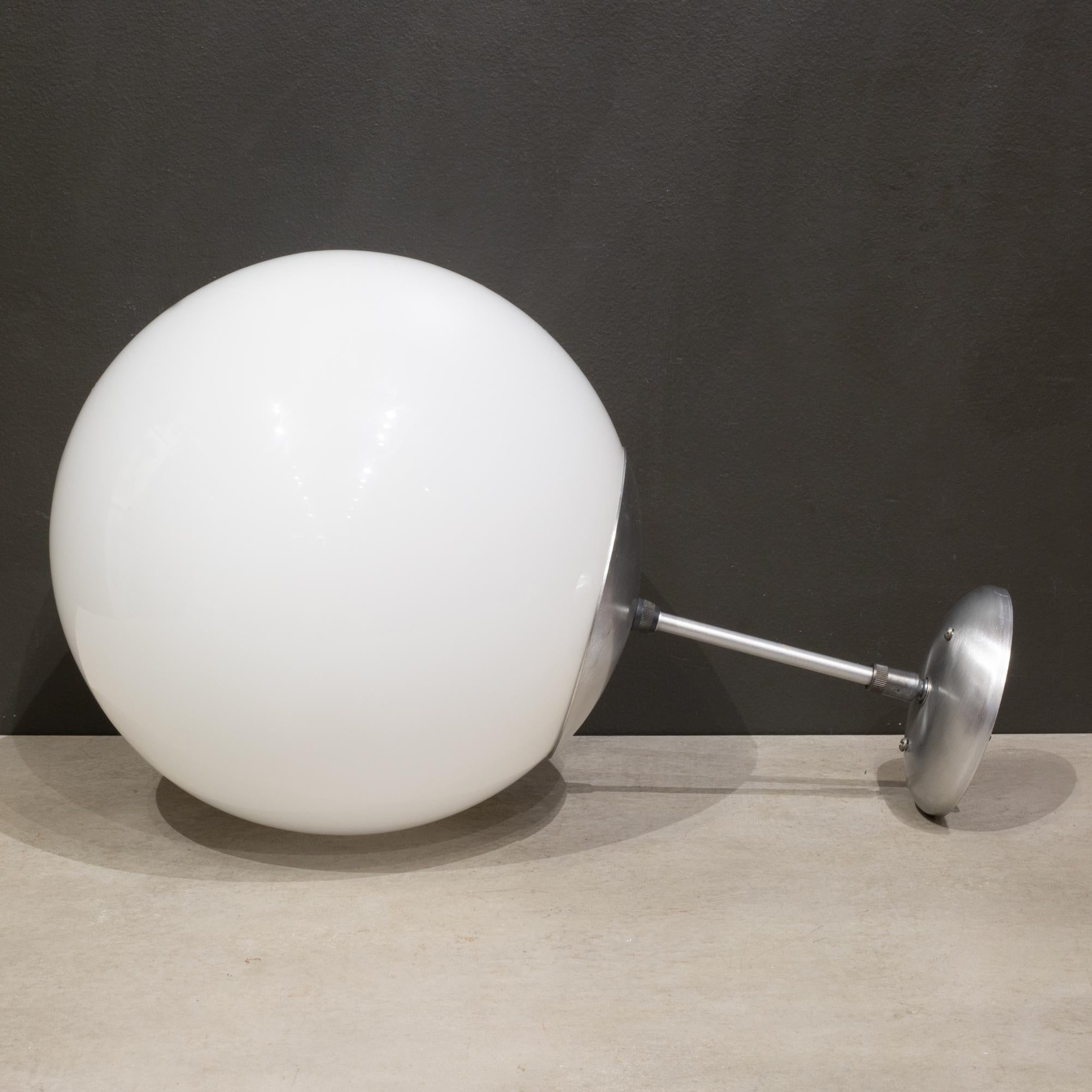 À PROPOS DE

Suspension globe en chrome poli du milieu du siècle. Le baldaquin réglable permet de l'accrocher au mur comme un scone. 

    CRÉATEUR Eagle Manufacturing Co, Industry, Californie. 
    A.I.C. c.1960-1970. 
    MATÉRIAUX ET TECHNIQUES