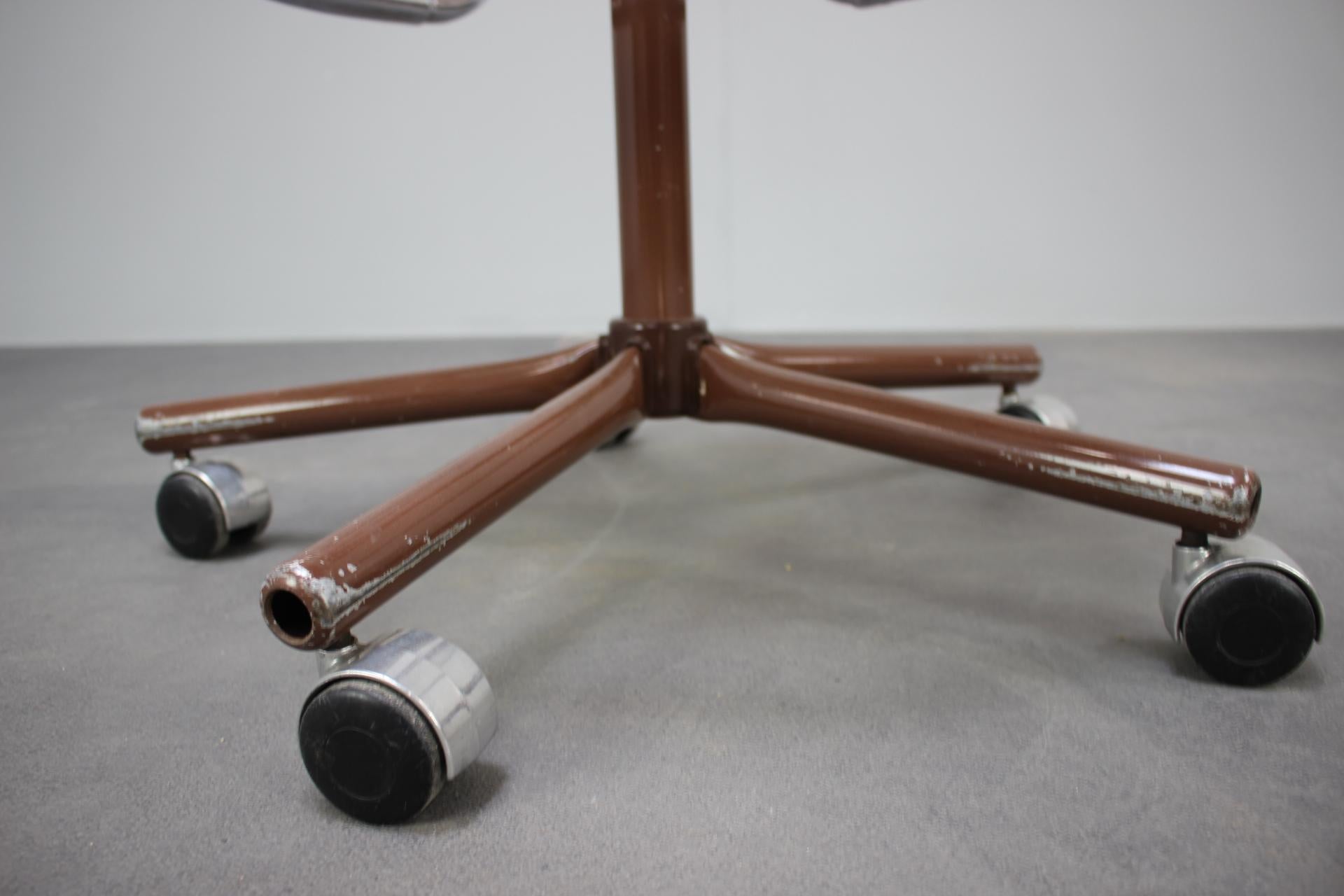 Chaise d'atelier industrielle réglable du milieu du siècle par Kovona, 1980 en vente 3