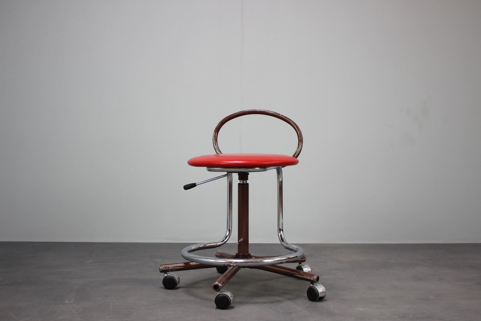 - Chaise d'atelier industrielle réglable du milieu du siècle par Kovona, années 1980,, Tchécoslovaquie,
- composé de  faux cuir, métal et chrome
- La hauteur d'assise des fauteuils est de 48 cm, la hauteur d'assise est réglable jusqu'à 68 cm,
-