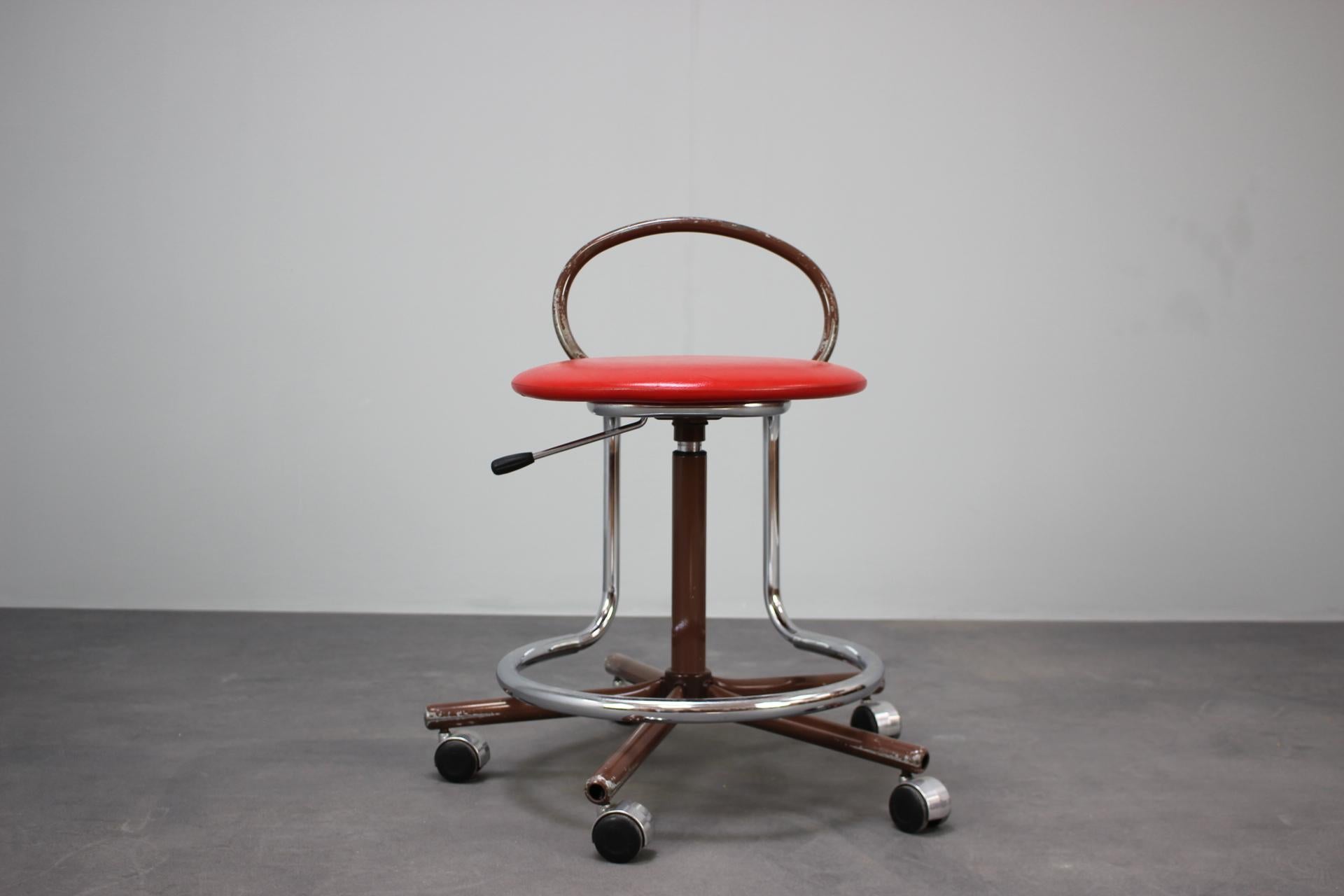 Mid-Century Modern Chaise d'atelier industrielle réglable du milieu du siècle par Kovona, 1980 en vente